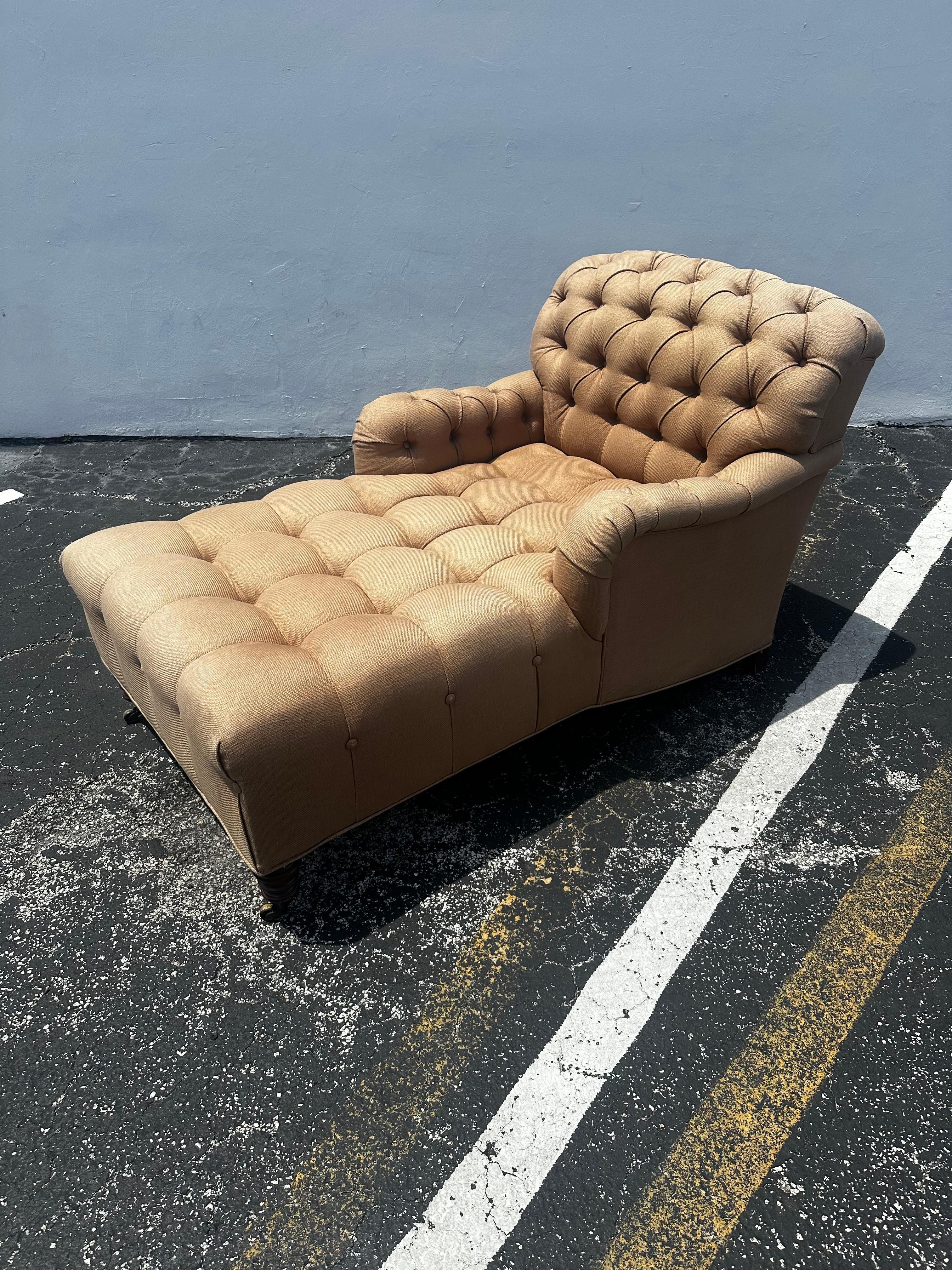 Dormitorio de día estilo Chesterfield inglés beige de los años 70  Sillón con ruedas Tapicería en venta