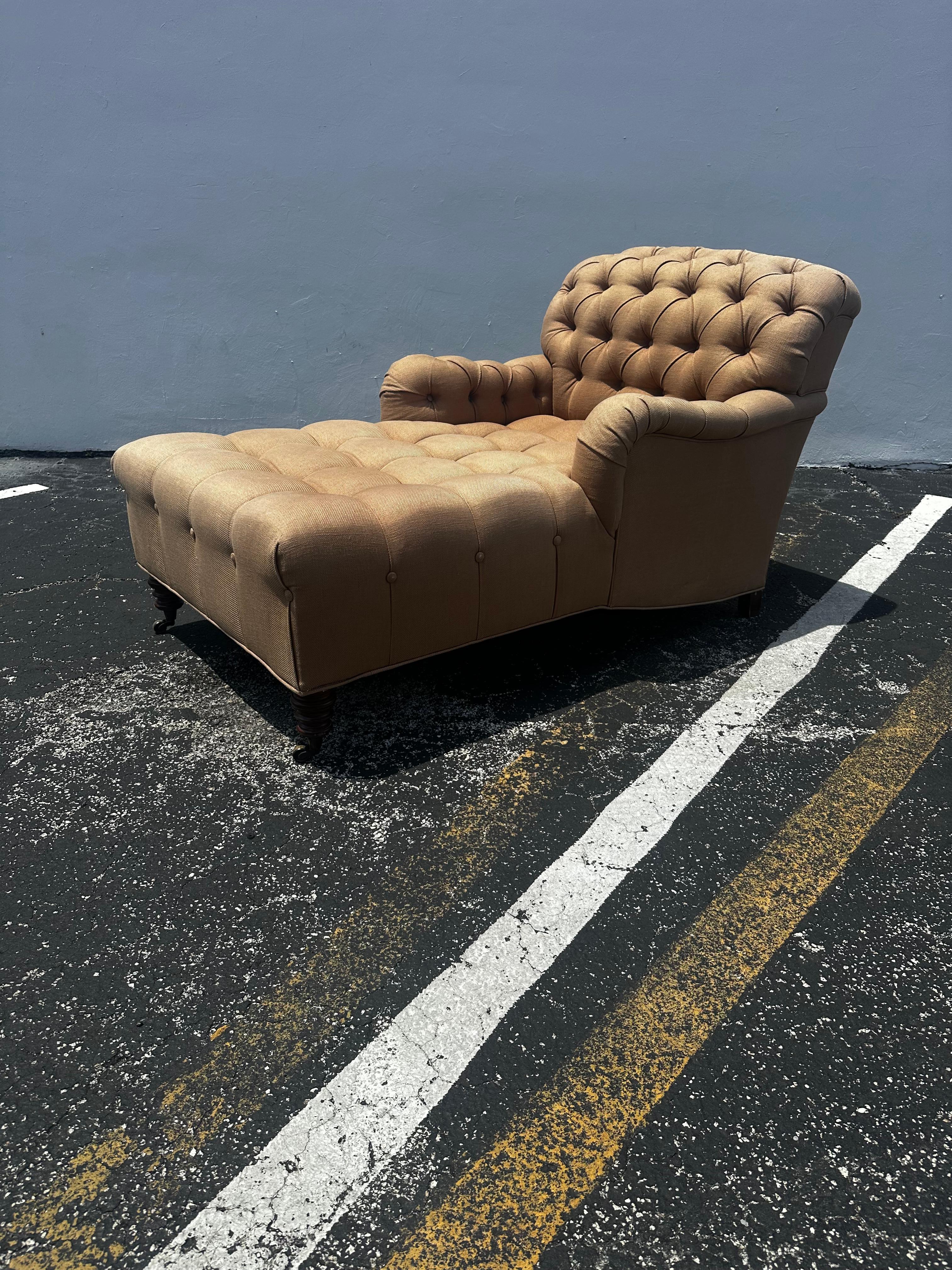 Dormitorio de día estilo Chesterfield inglés beige de los años 70  Sillón con ruedas en venta 1