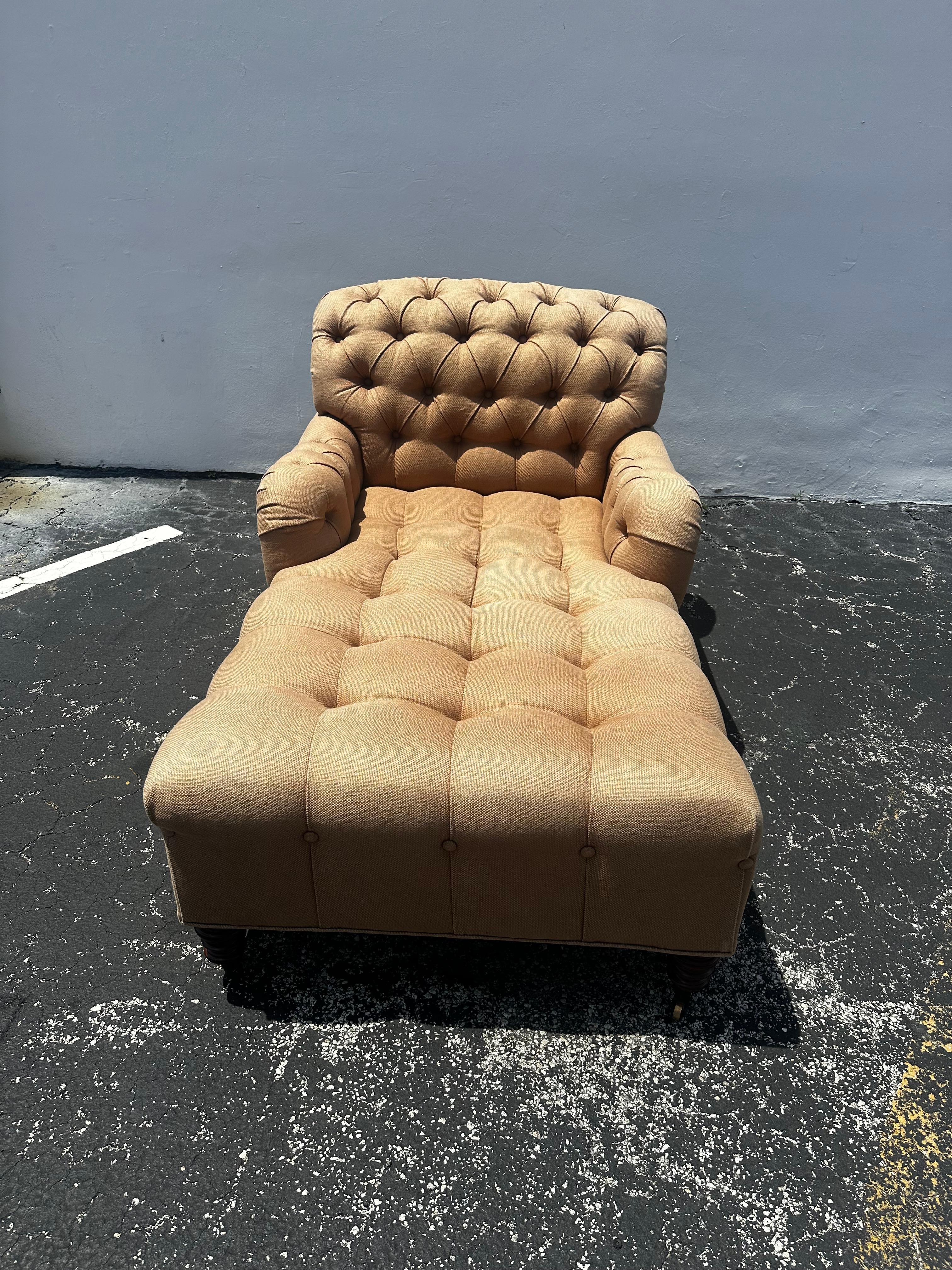 Dormitorio de día estilo Chesterfield inglés beige de los años 70  Sillón con ruedas en venta 2