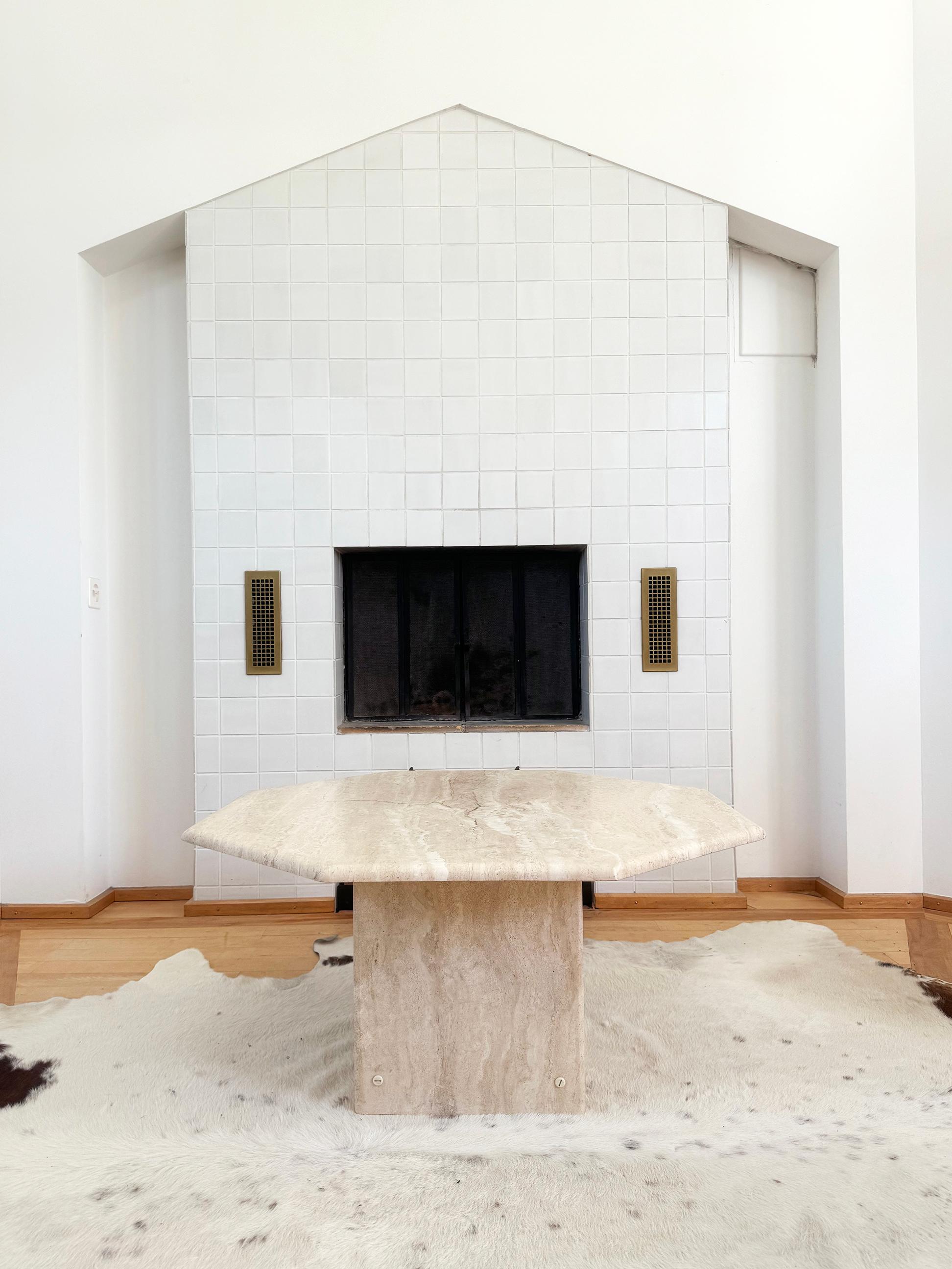 Mid-Century Modern Table basse octogonale sculpturale en travertin beige des années 1970 en vente