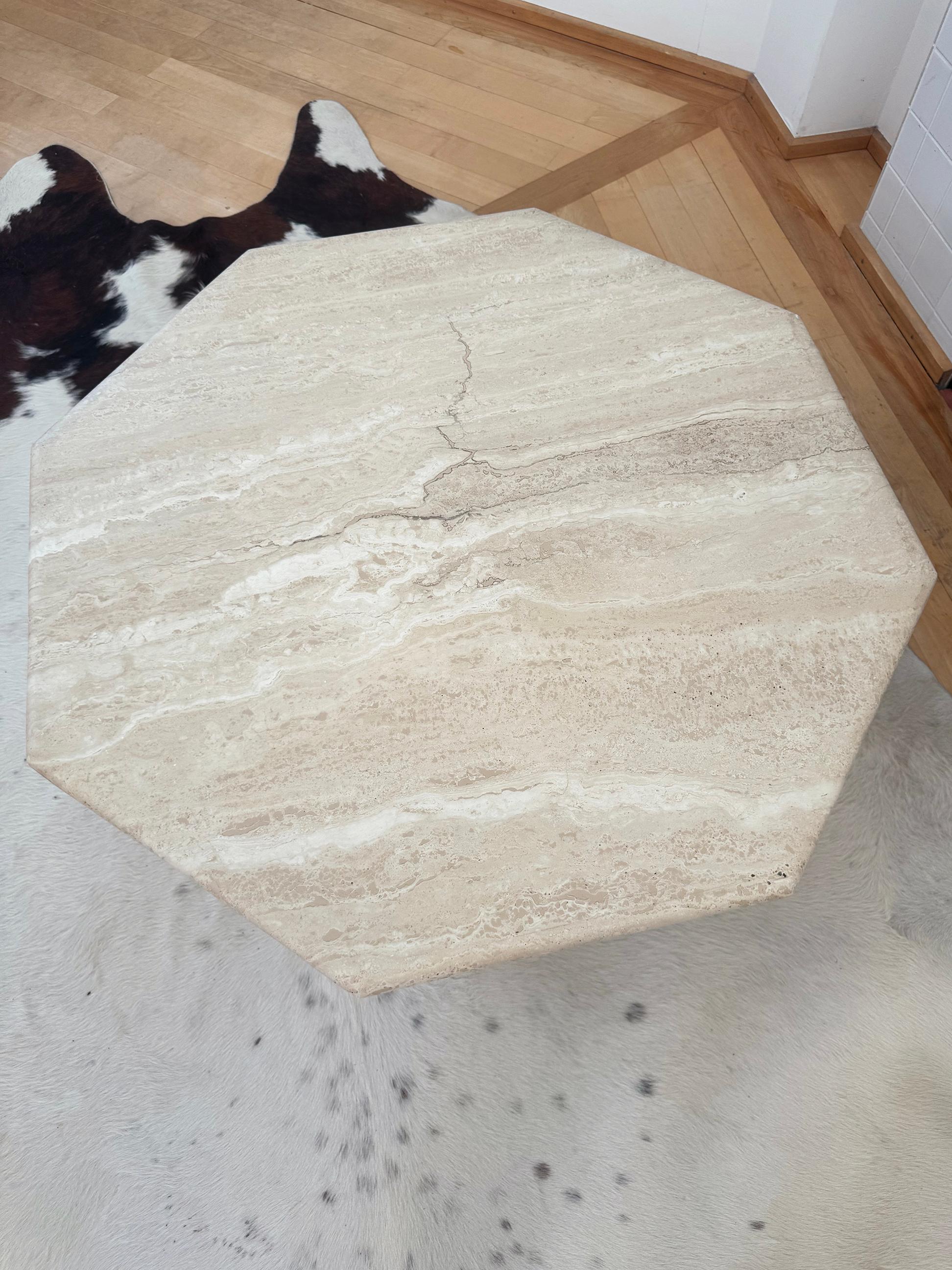 italien Table basse octogonale sculpturale en travertin beige des années 1970 en vente
