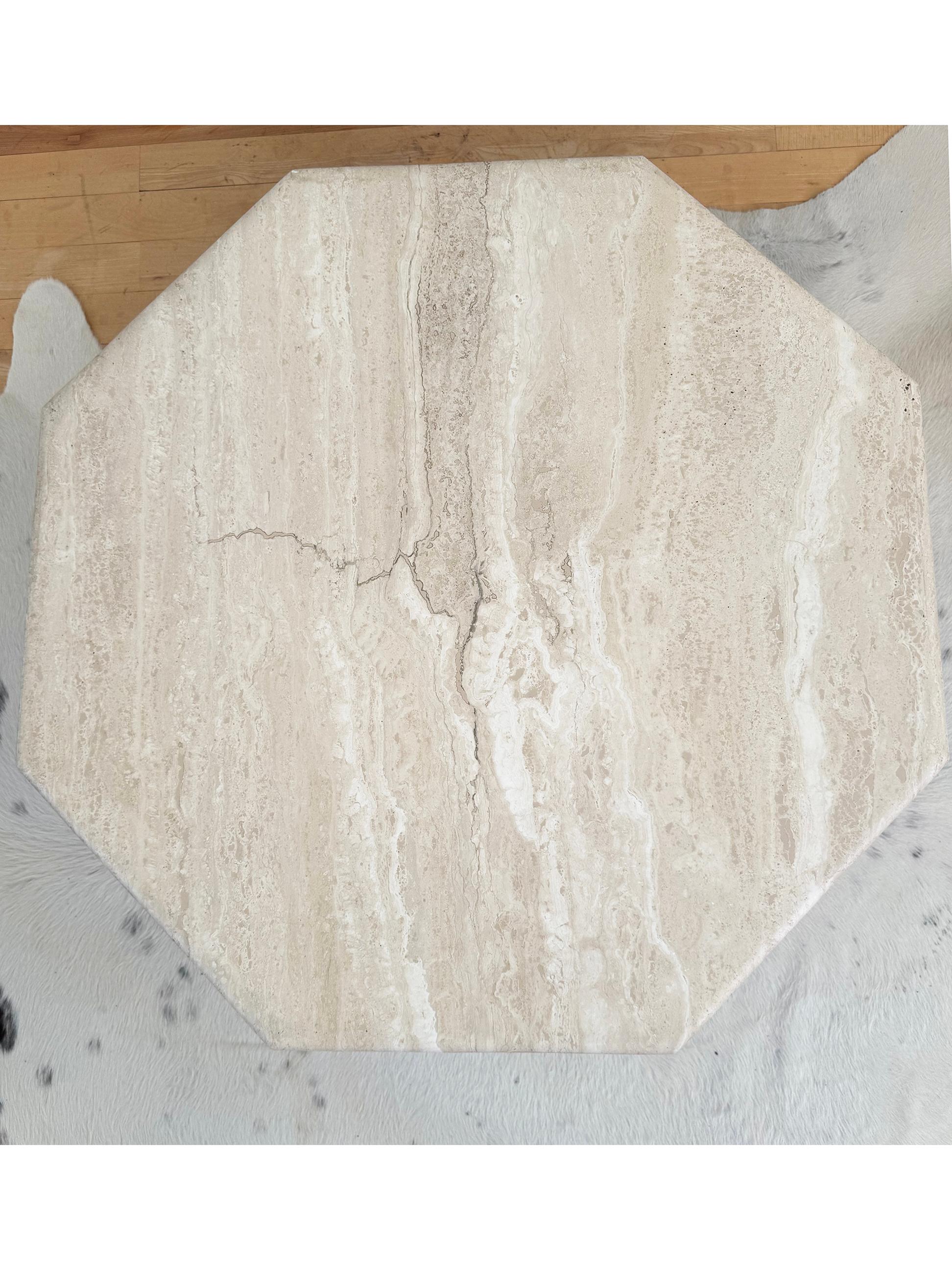 Table basse octogonale sculpturale en travertin beige des années 1970 Bon état - En vente à Basel, BS