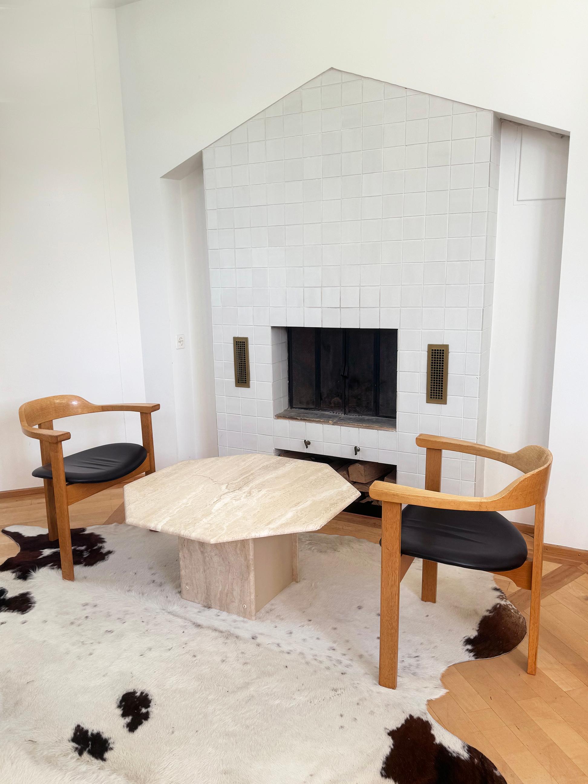 Table basse octogonale sculpturale en travertin beige des années 1970 en vente 1
