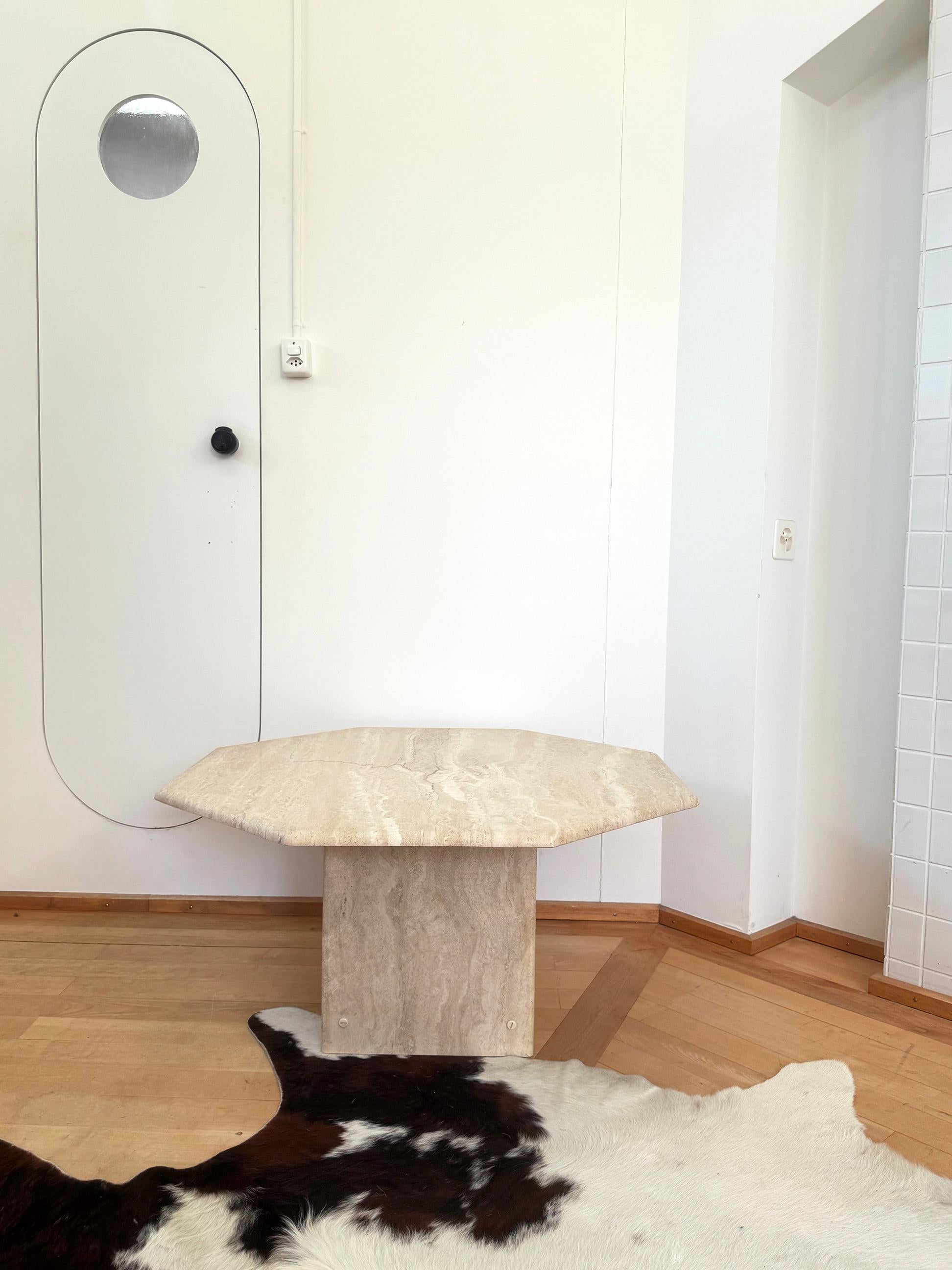 Table basse octogonale sculpturale en travertin beige des années 1970 en vente 2