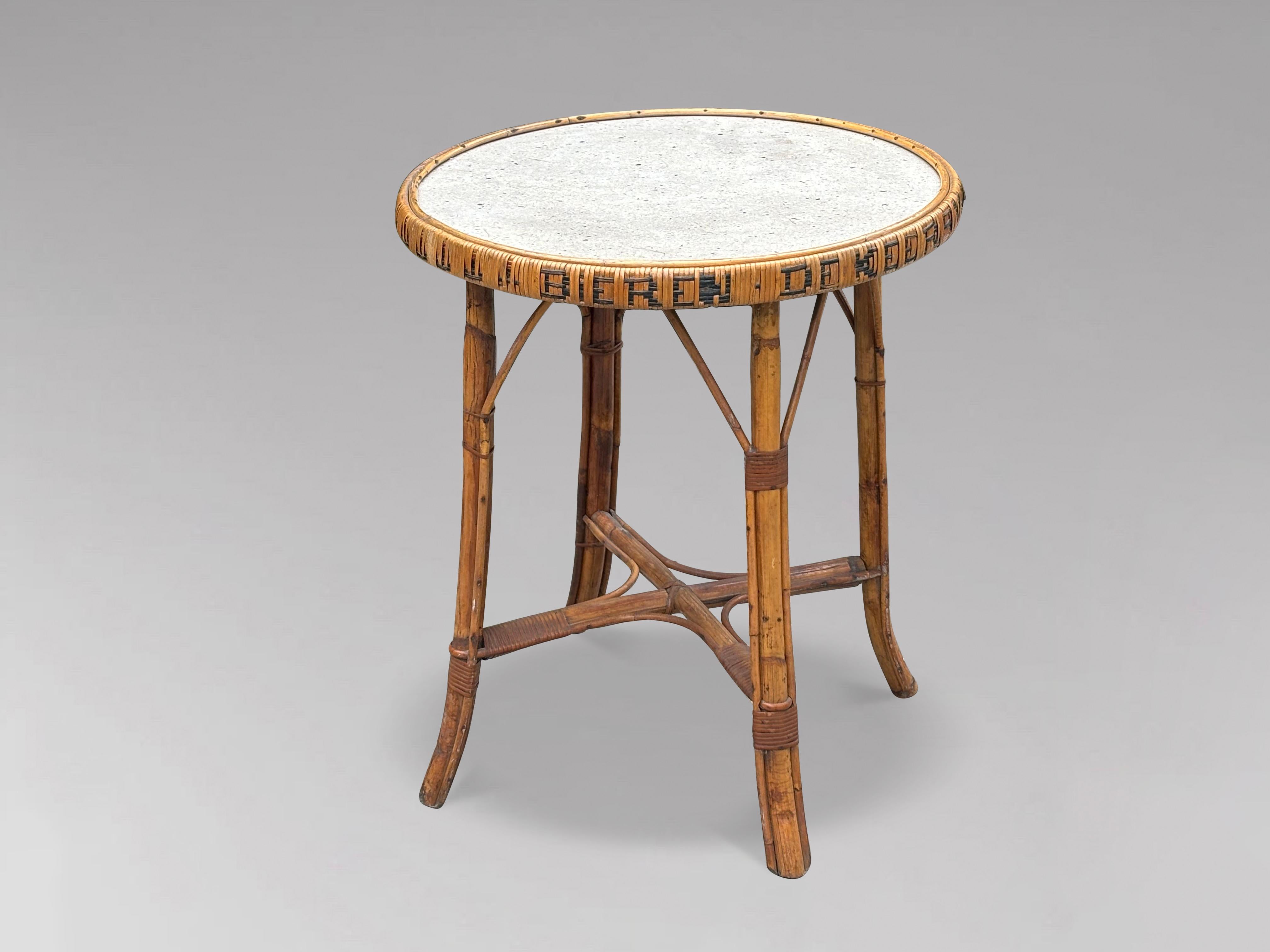 Table ronde de bistro ou d'appoint en bambou et rotin, datant des années 1970, de style belge du milieu du siècle dernier. Plateau circulaire avec garniture en rotin, nommé 