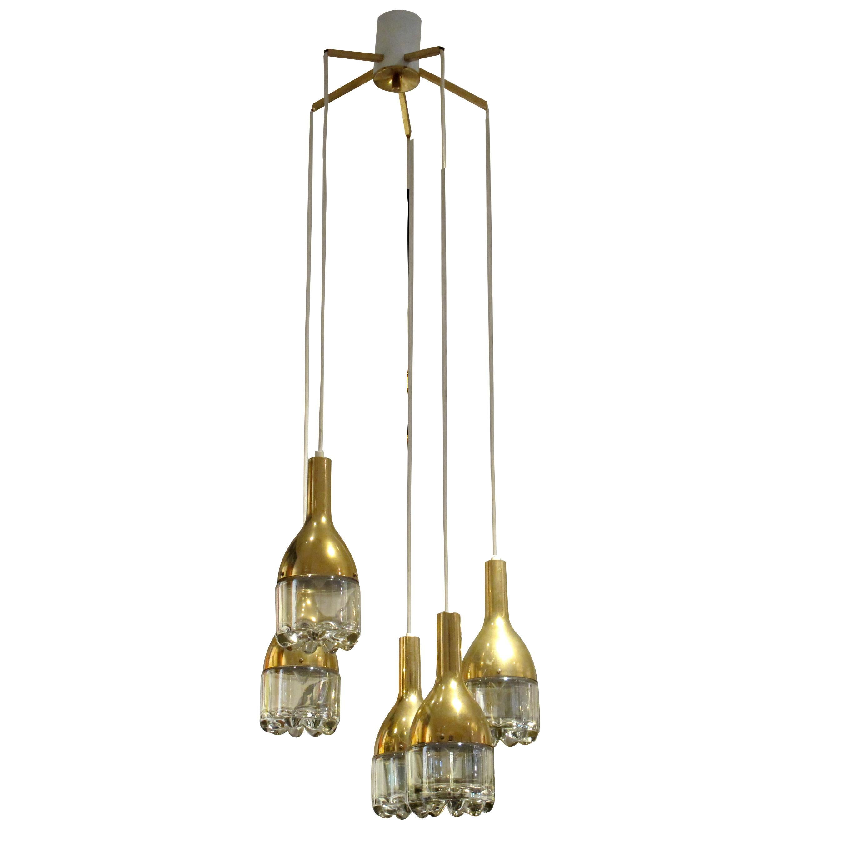 1970s Belgian Brass and Glass 5-Branch Cascade Chandelier Moderno de mediados de siglo en venta