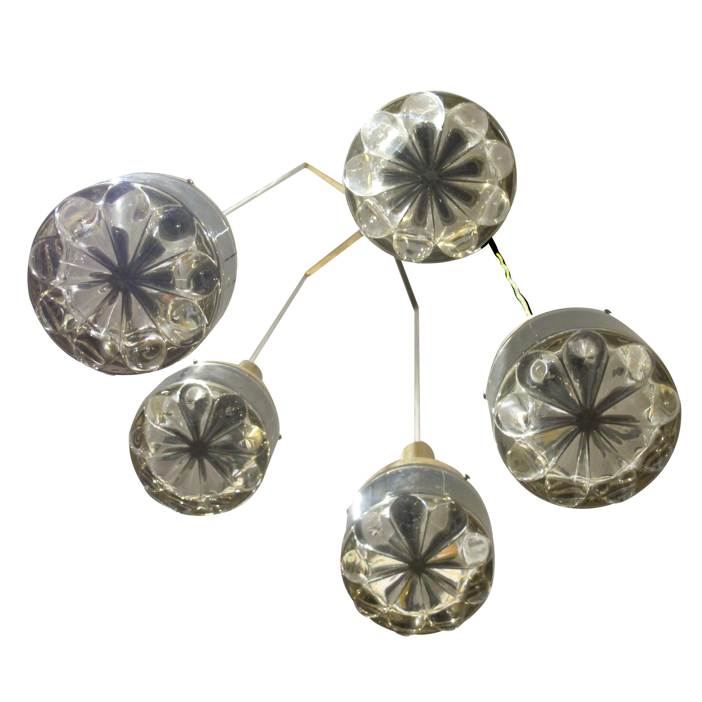 1970s Belgian Brass and Glass 5-Branch Cascade Chandelier Latón en venta