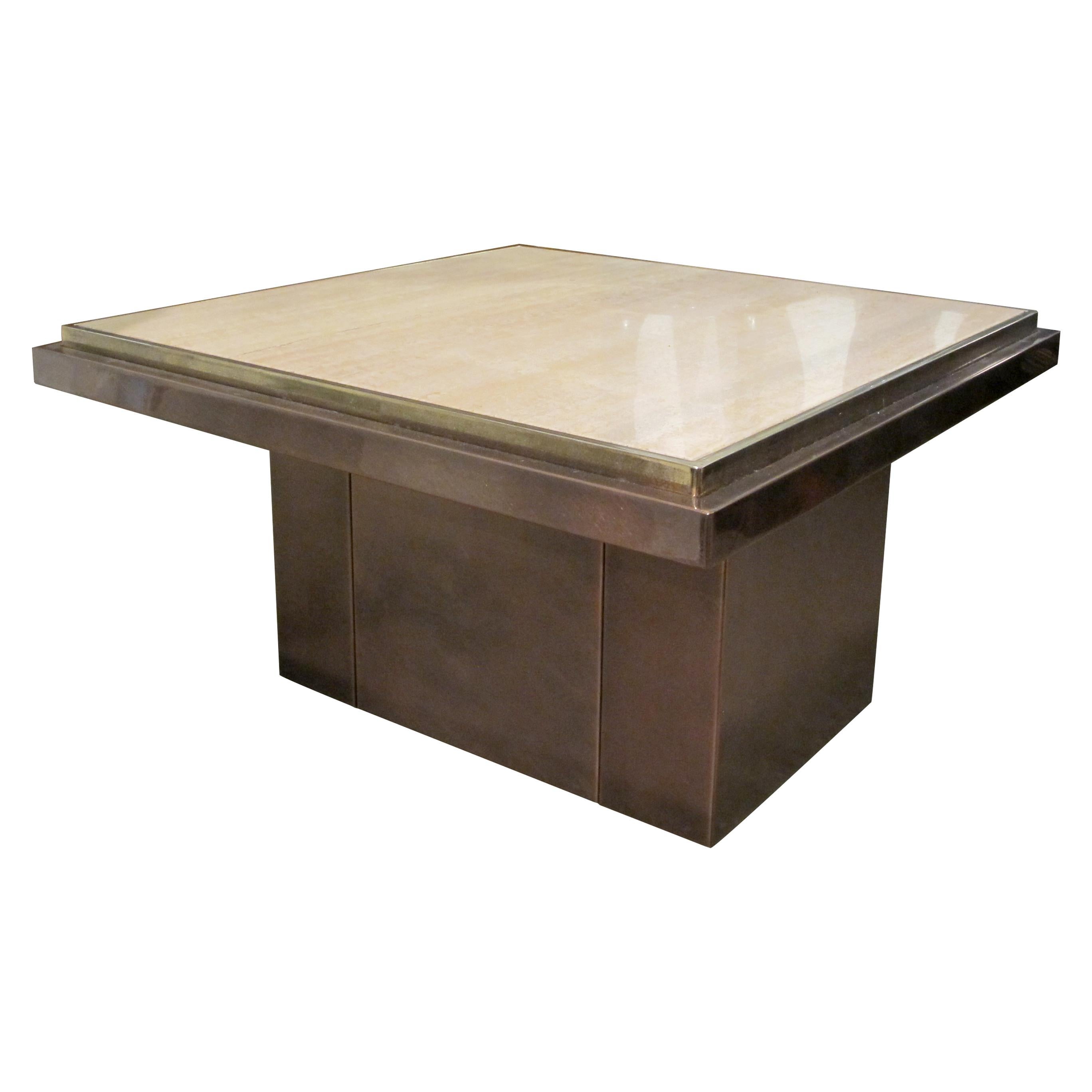 Il s'agit d'une table basse carrée vintage de Belgo Chrome fabriquée en Belgique dans les années 1970. Elle se caractérise par une base rectangulaire robuste et géométrique, avec une finition bronze élégante, qui lui confère un aspect résolument
