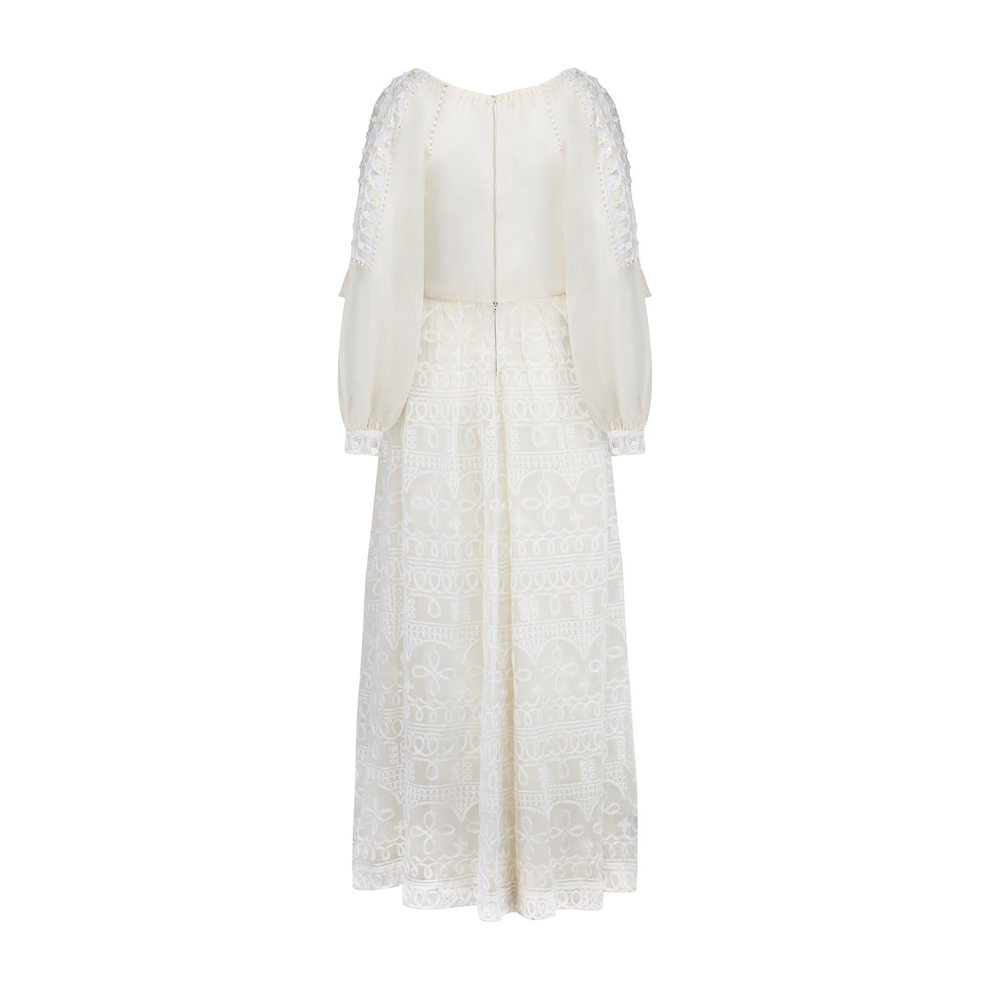 Vestido bordado de lentejuelas de seda blanca Bellville Sassoon de los años 70 Gris en venta