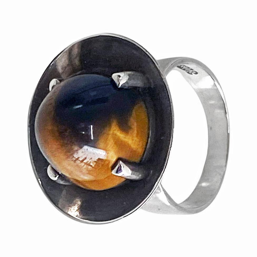 Bengt Hallberg Modernist Swedish Silver & Tigers Eye Ring, 1970. The ring of a concave form, claw set with cabochon tiger’s eye. Full marks to shank for Bengt Hallberg 0.835 std and year letter for 1970. Present ring size 7.5. Item Weight: 9.15