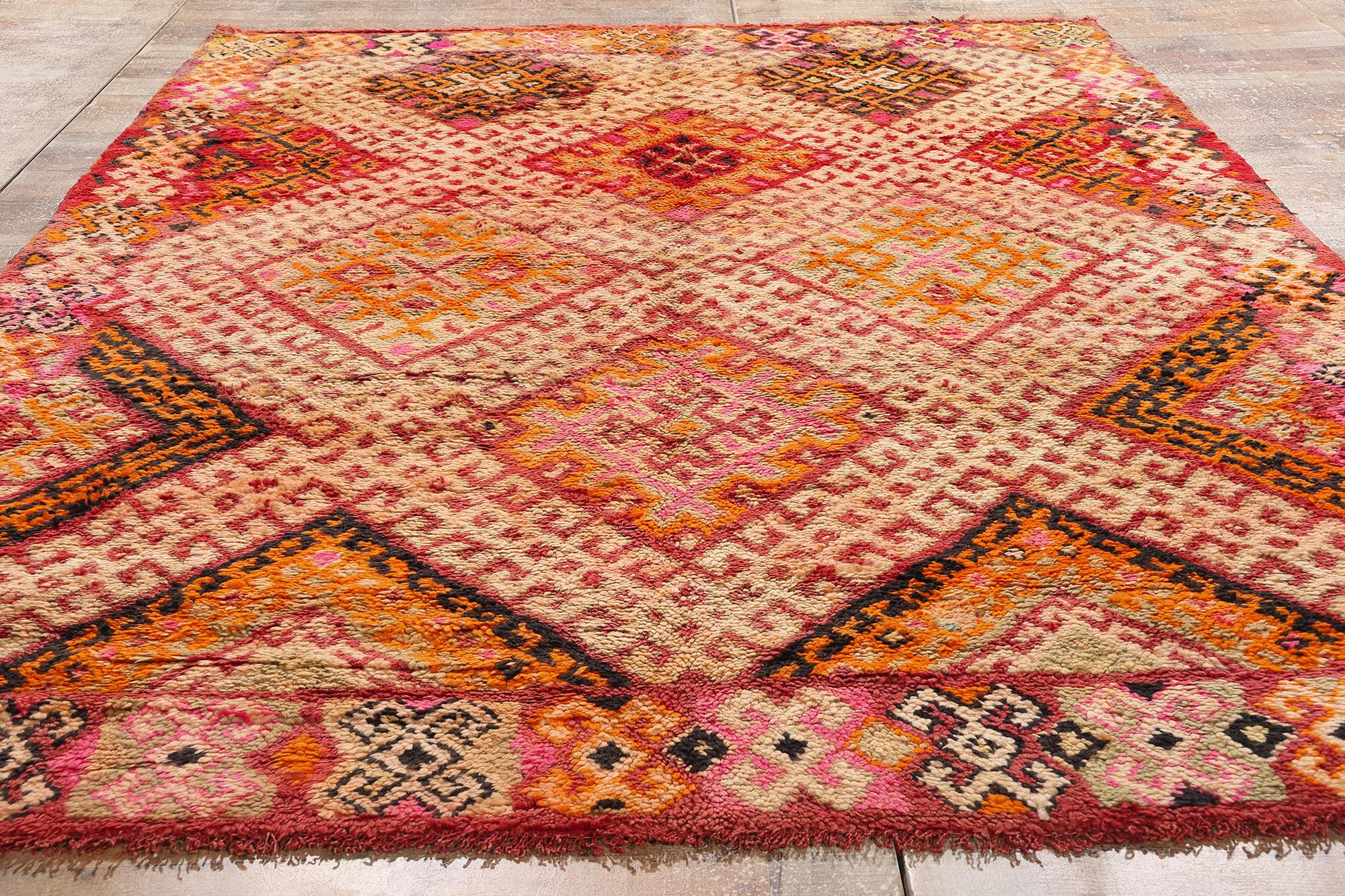 Tapis berbère marocain Beni M'Guild des années 1970 avec style moderne en vente 4