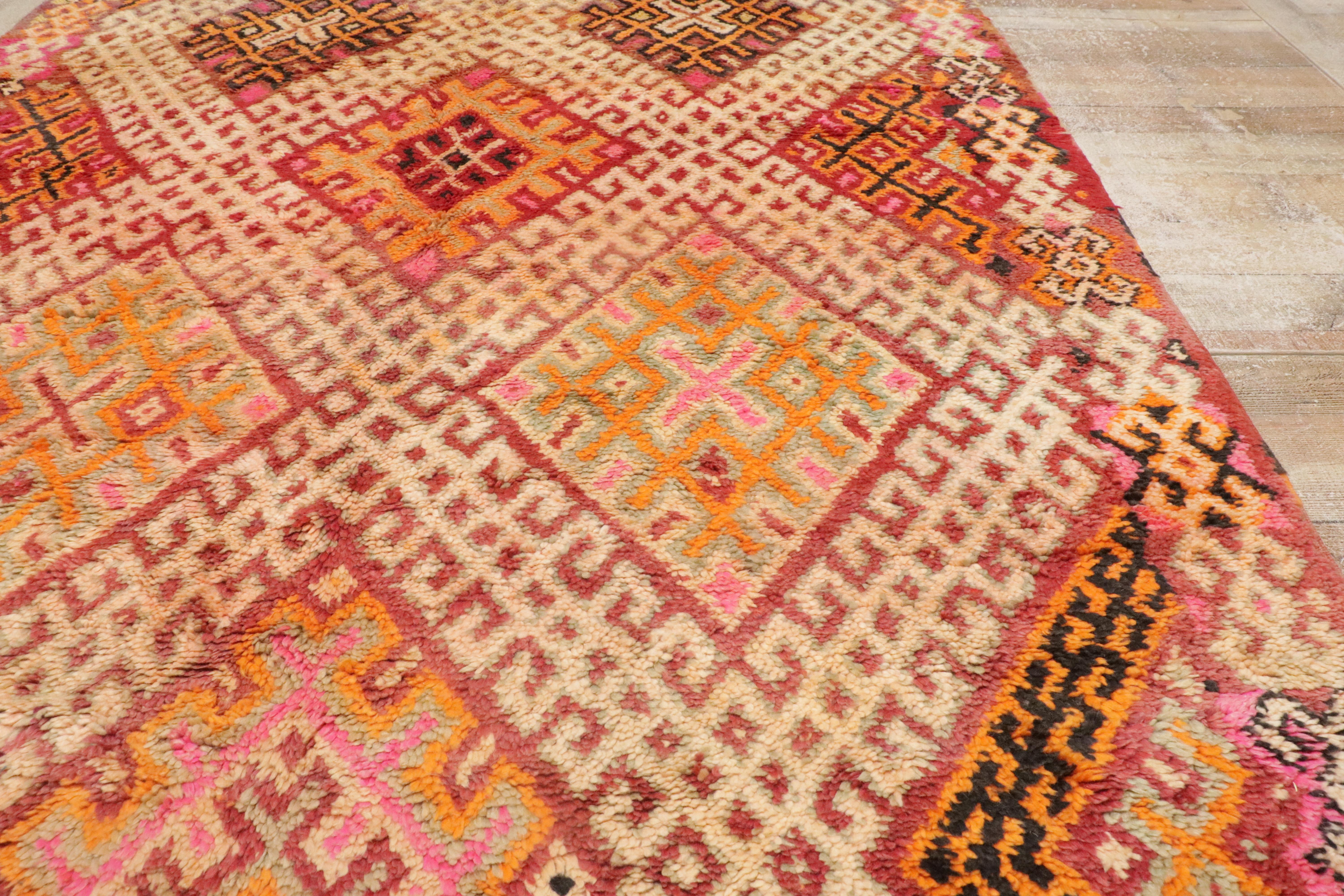 Noué à la main Tapis berbère marocain Beni M'Guild des années 1970 avec style moderne en vente