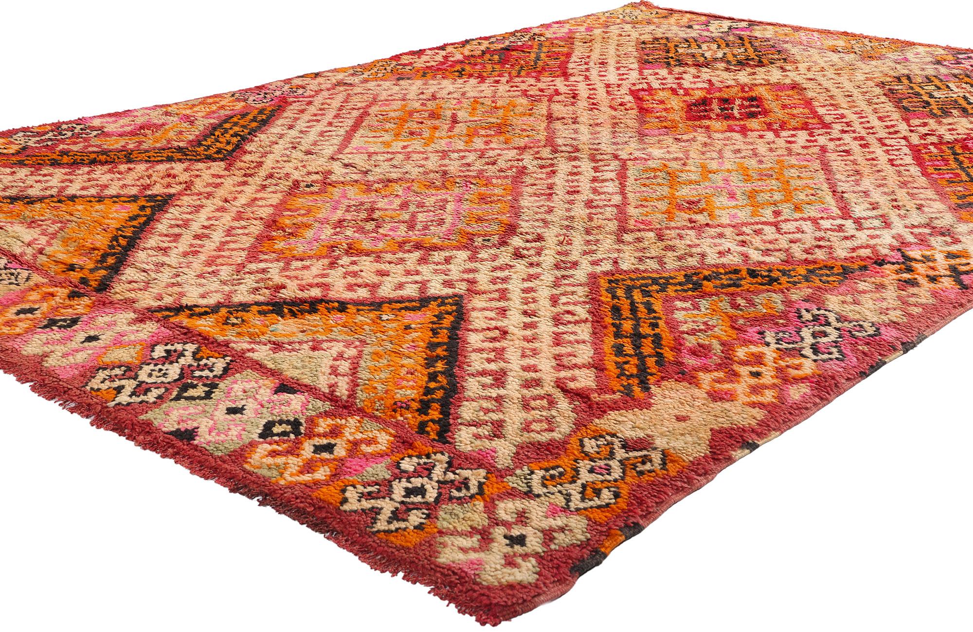 21522 Tapis marocain Vintage Beni MGuild, 06'03 x 09'04. Ce tapis marocain vintage Beni M'Guild en laine nouée à la main allie admirablement l'esprit audacieux du design moderne du milieu du siècle dernier au charme nomade et douillet des traditions