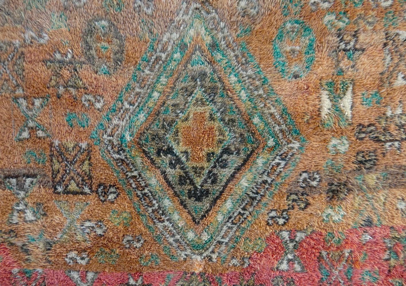 Beni Mguild marocain tissé à la main avec de la laine or, lavande, rose foncé, olive et vert émeraude dans un motif symbolique berbère élaboré. Townes d'après la ville de Boujad dans la région d'Al Haouz au Maroc. Les tapis de Boujad ont une longue