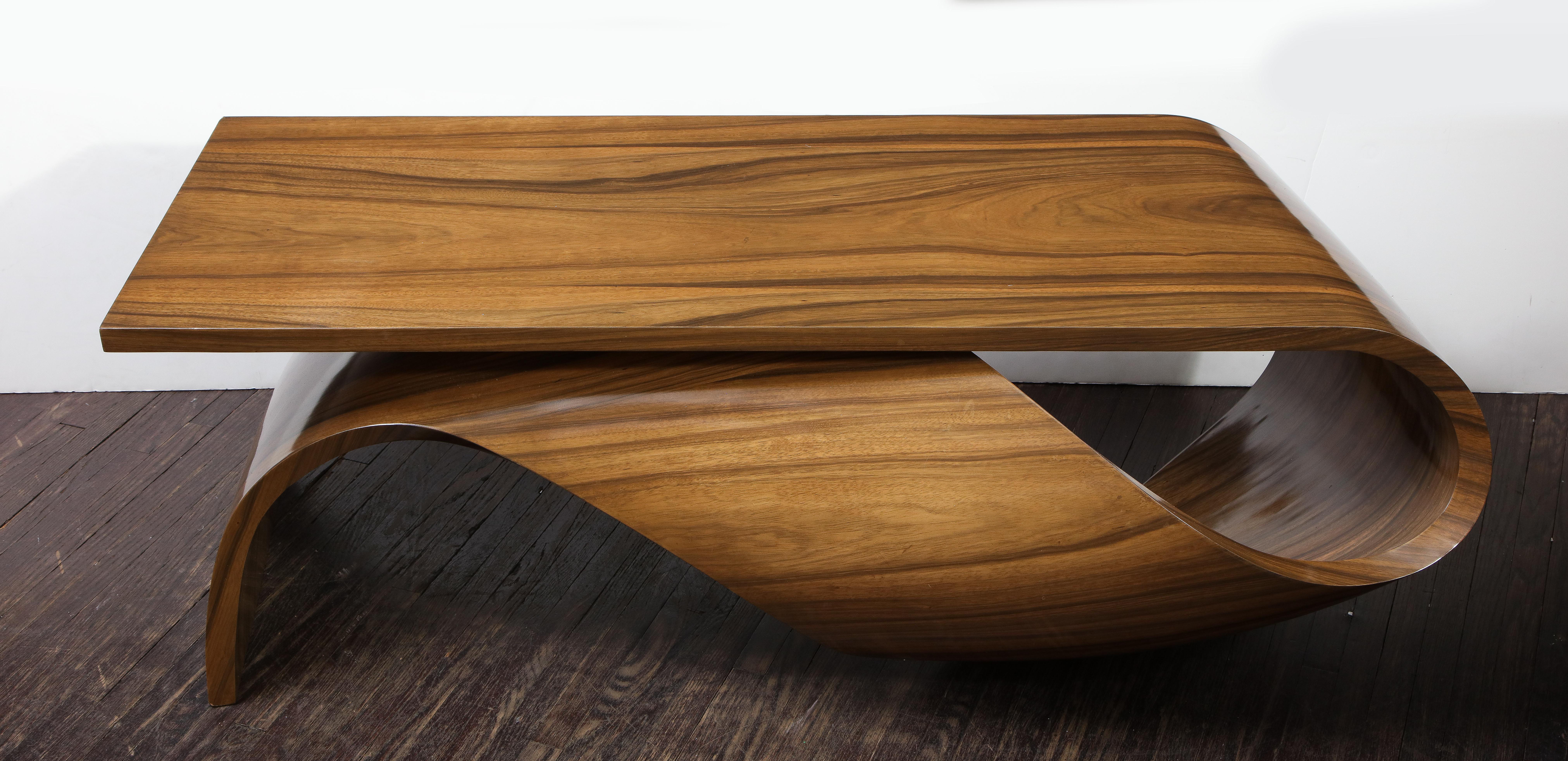 Table Vintage Mid-Century Modern en bois de rose disponible pour un achat immédiat.