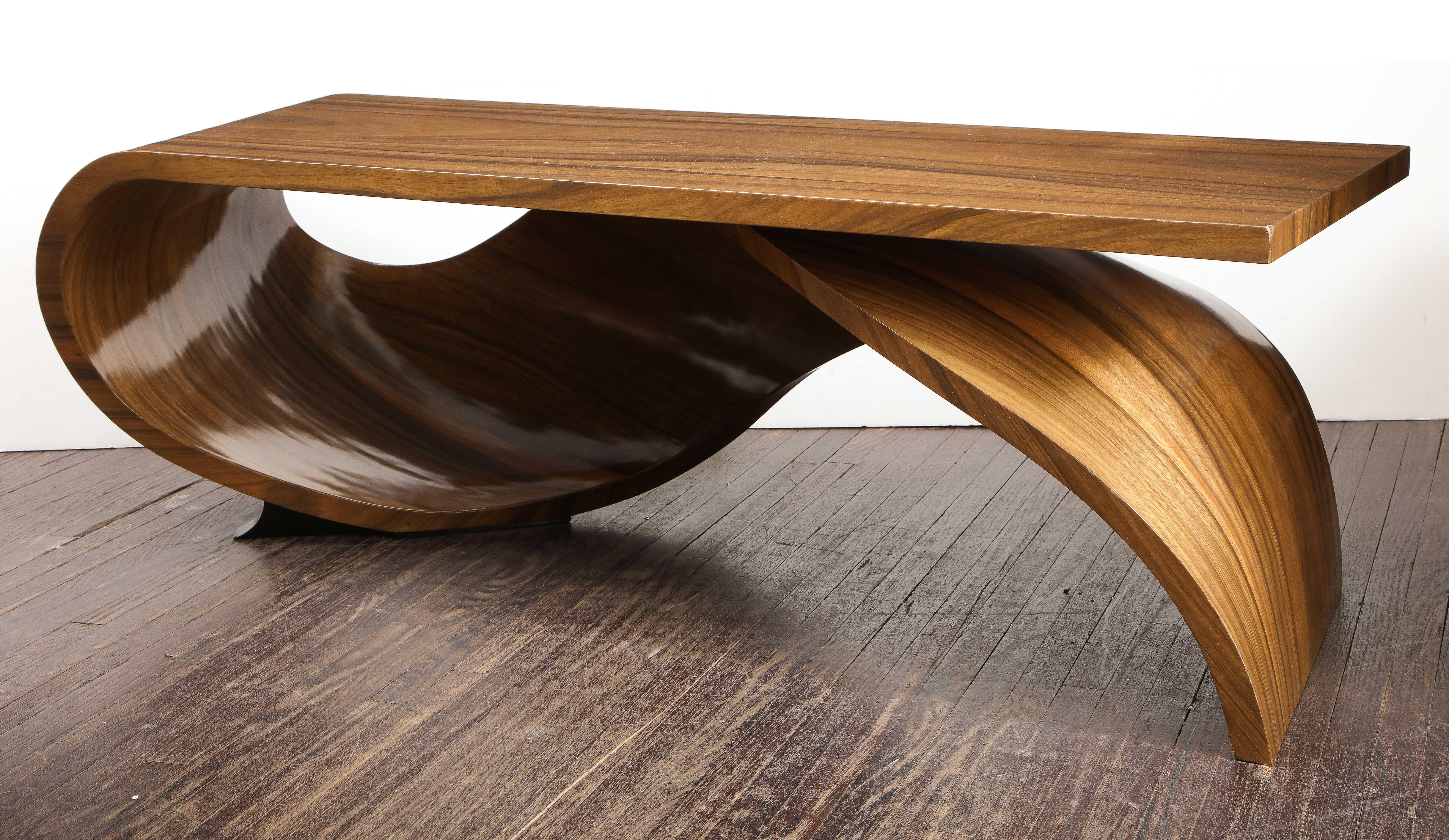Mid-Century Modern Table basse à vagues en palissandre courbé des années 1970