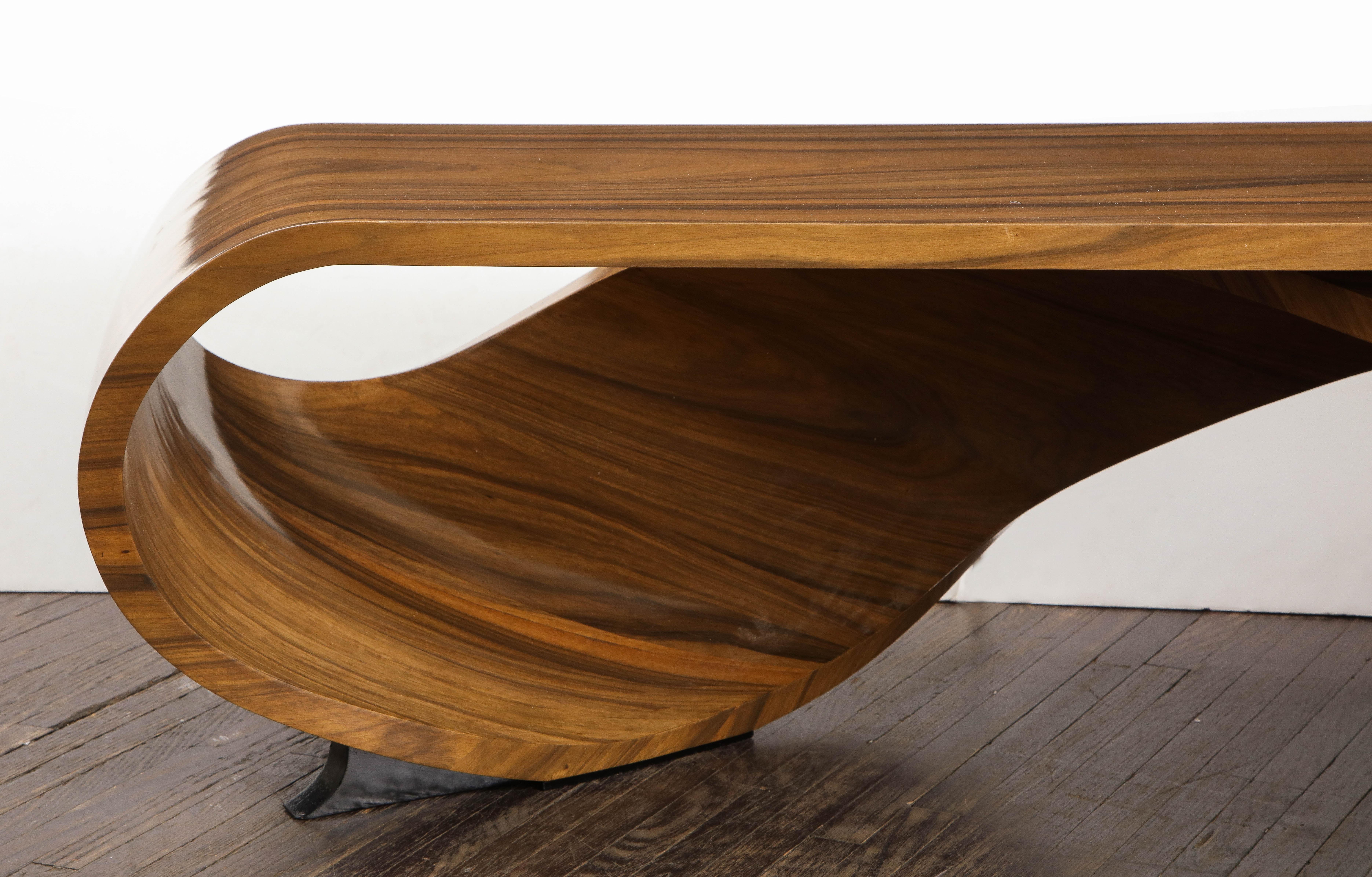 Table basse à vagues en palissandre courbé des années 1970 Bon état à New York, NY