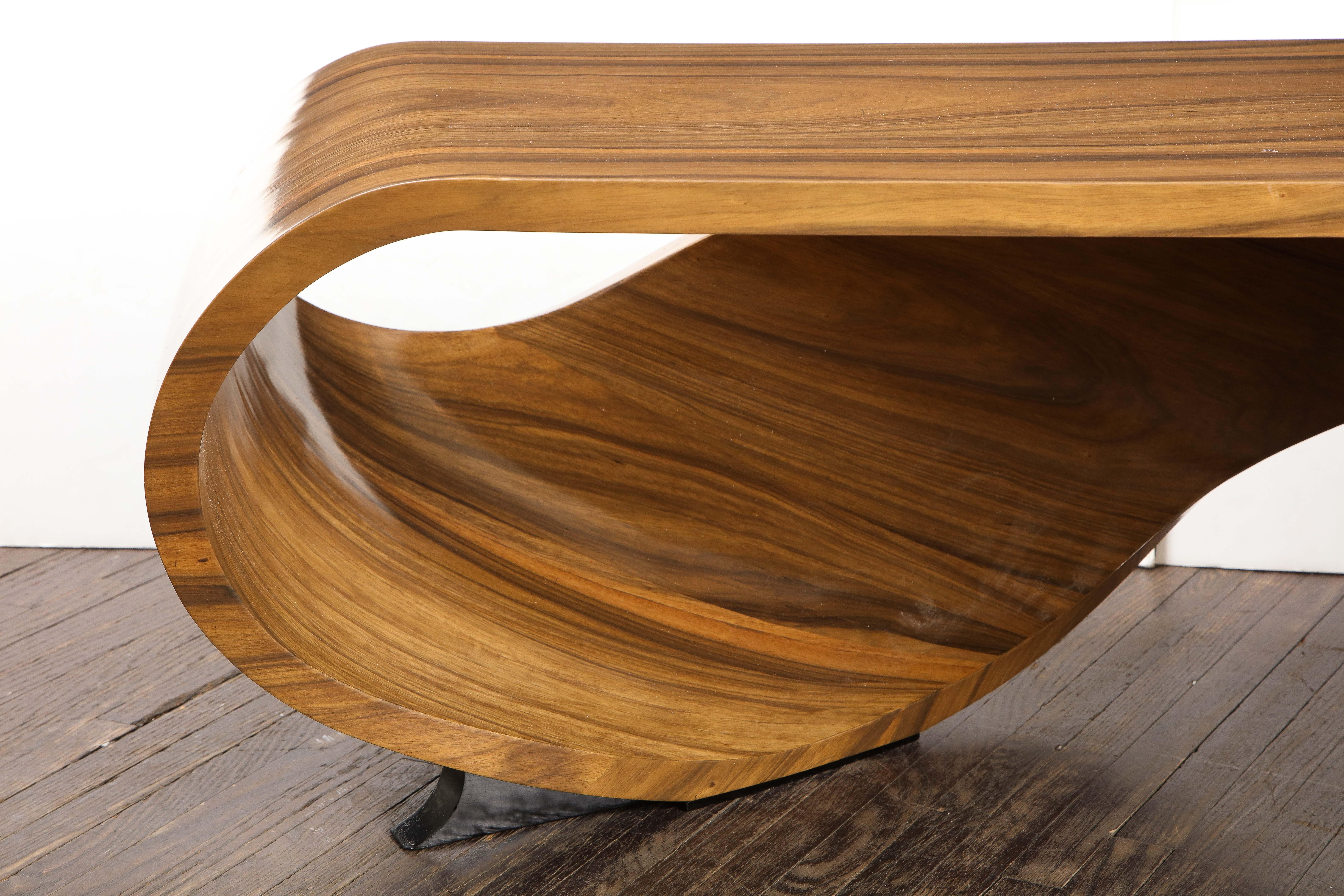 20ième siècle Table basse à vagues en palissandre courbé des années 1970