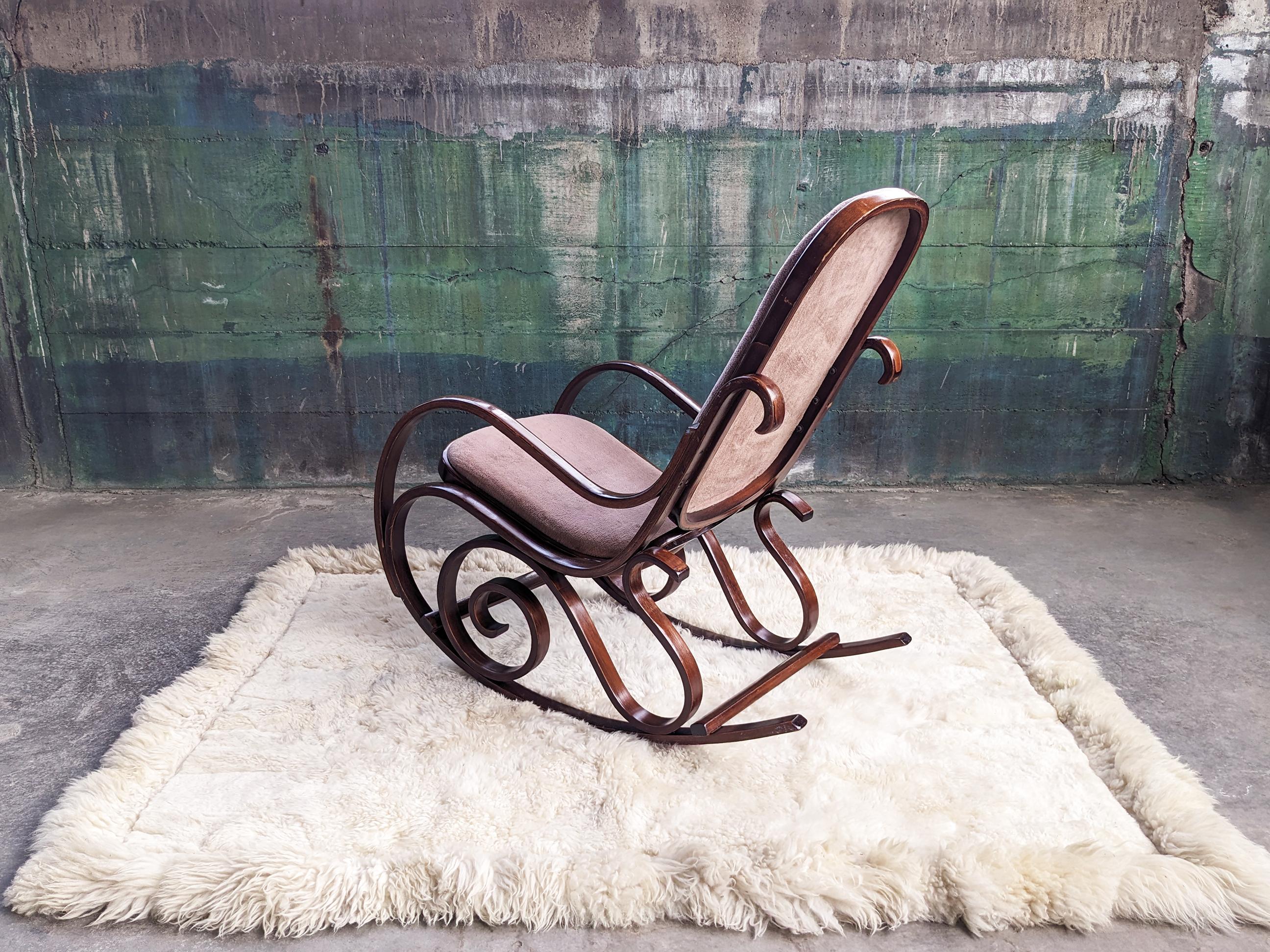 Chaise à bascule n°10 des années 1970 en bois cintré et textile de velours attribuée à Michael Thonet en vente 4