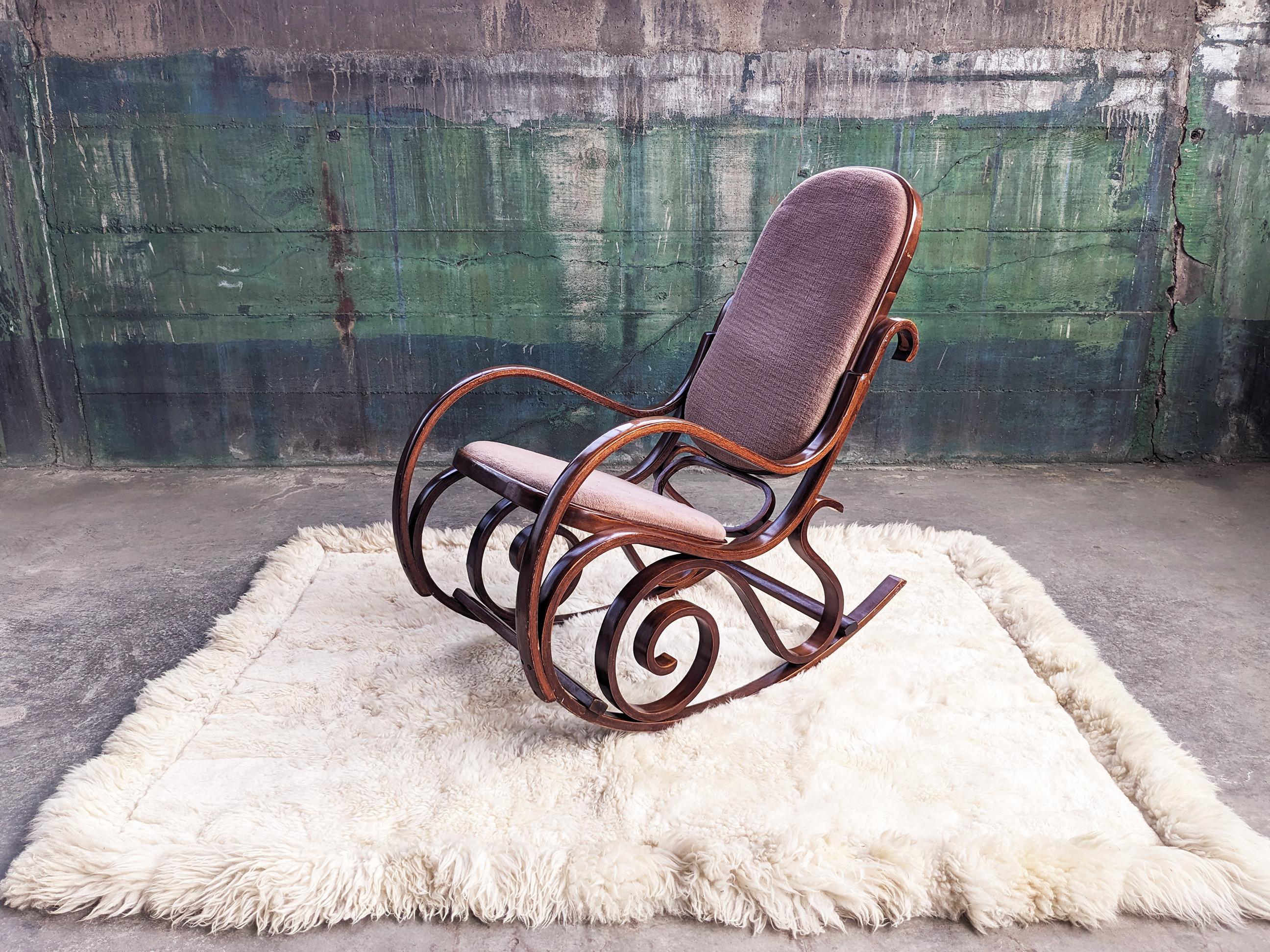Chaise à bascule n°10 des années 1970 en bois cintré et textile de velours attribuée à Michael Thonet en vente 5