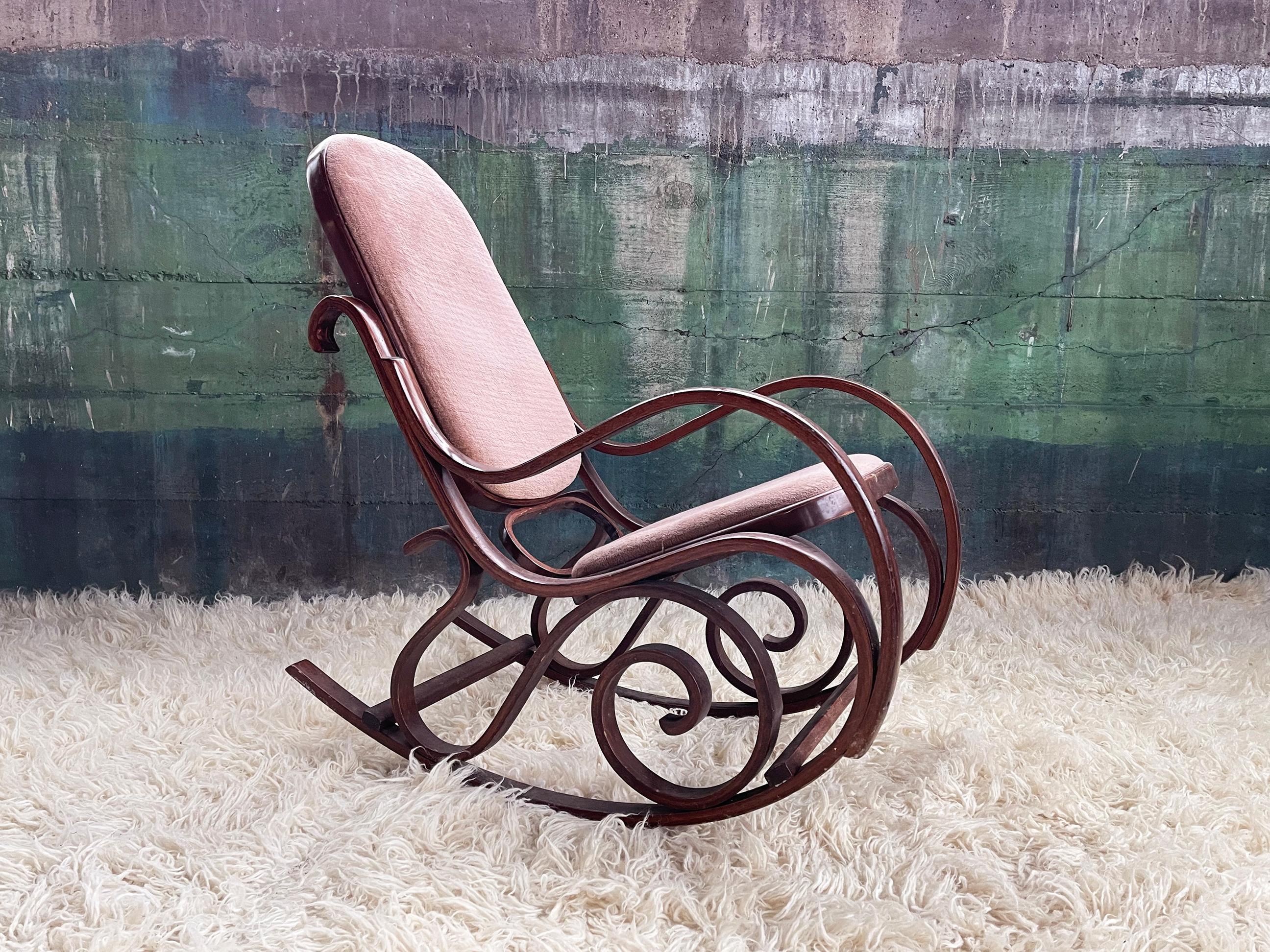 Mid-Century Modern Chaise à bascule n°10 des années 1970 en bois cintré et textile de velours attribuée à Michael Thonet en vente