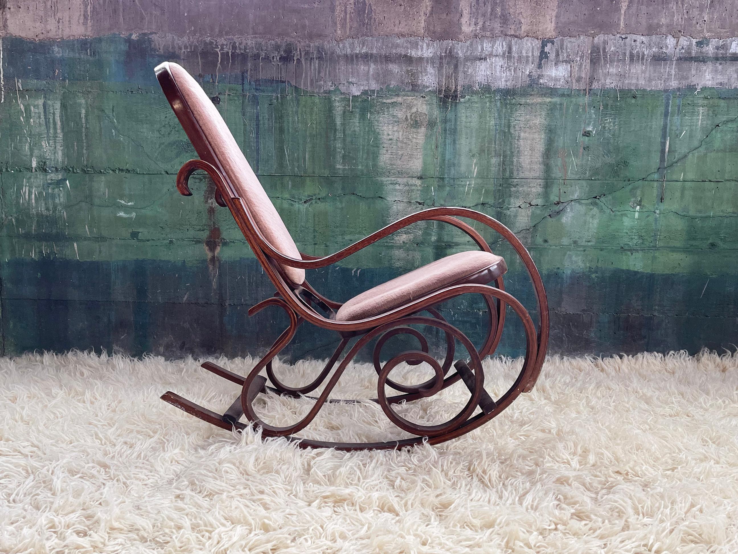 Chaise à bascule n°10 des années 1970 en bois cintré et textile de velours attribuée à Michael Thonet Bon état - En vente à Madison, WI