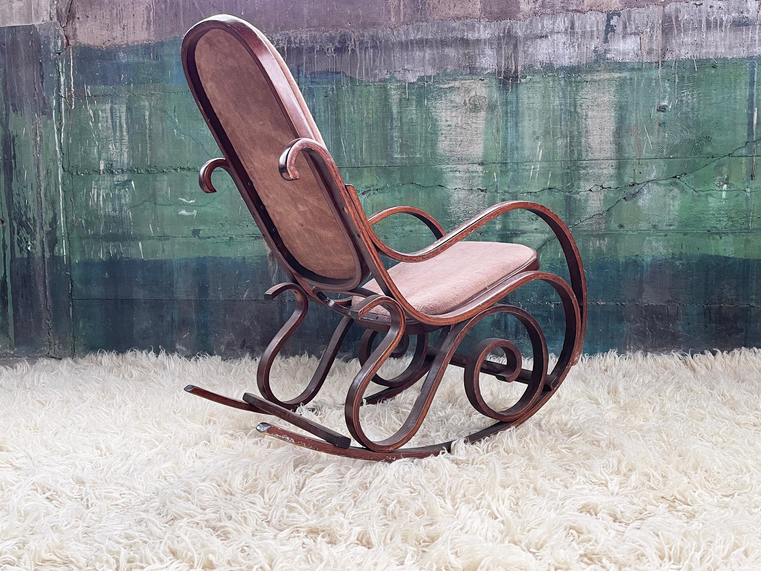 Mid-Century Modern 1970s Bentwood and Velour Textile No.10 Rocking Chair Attributed Michael Thonet For Sale