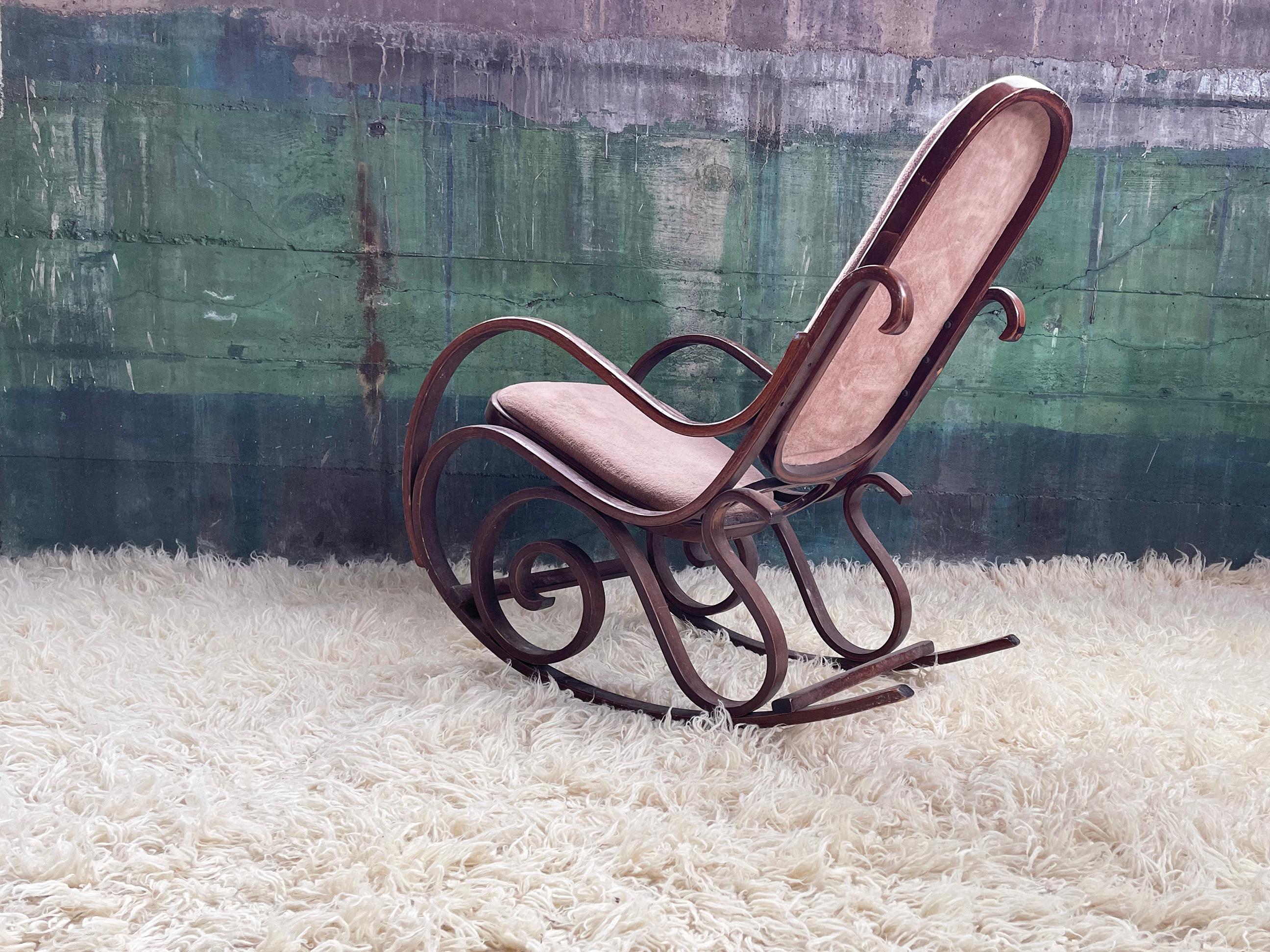 Tissu d'ameublement Chaise à bascule n°10 des années 1970 en bois cintré et textile de velours attribuée à Michael Thonet en vente