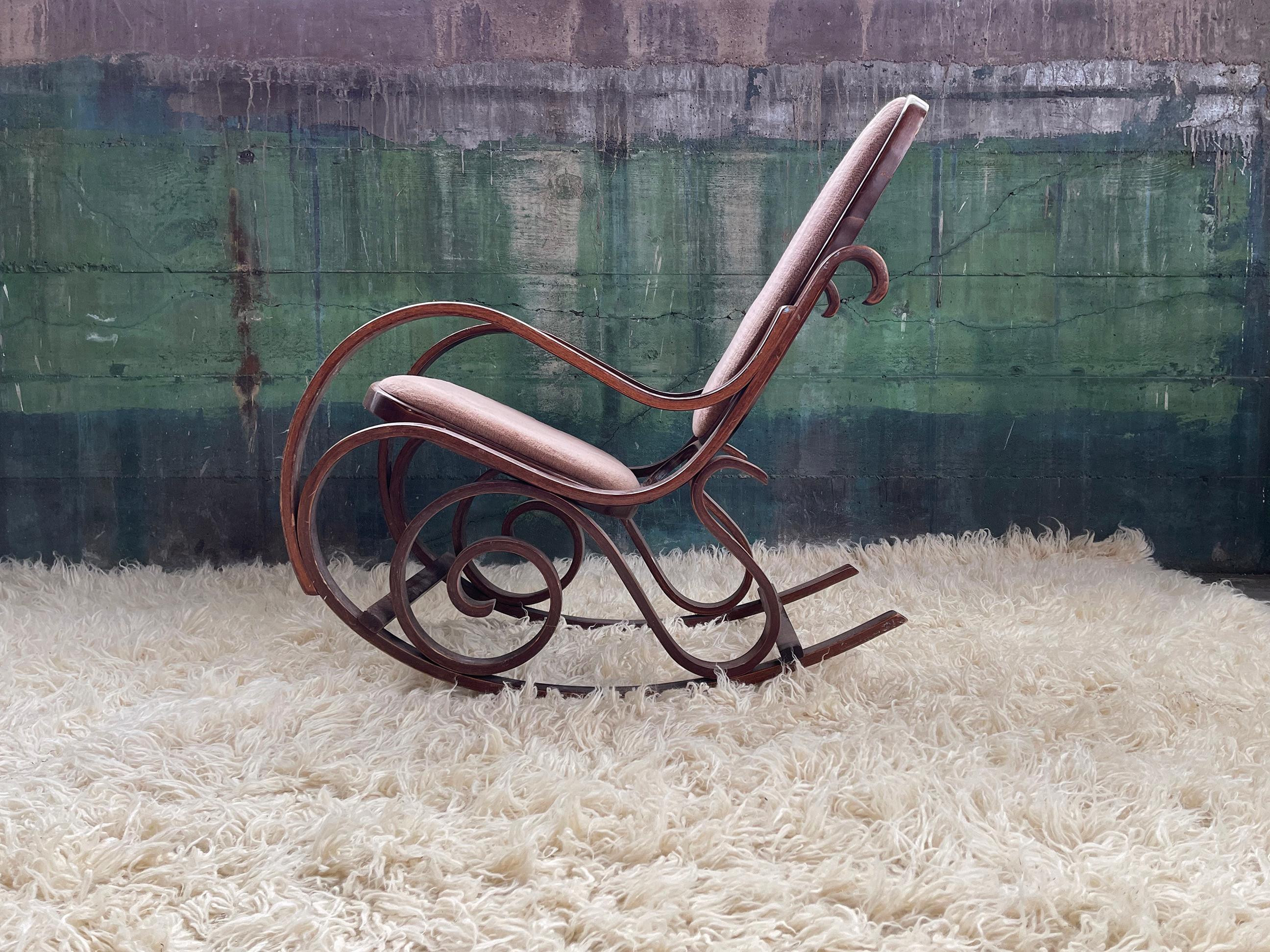 Chaise à bascule n°10 des années 1970 en bois cintré et textile de velours attribuée à Michael Thonet en vente 1