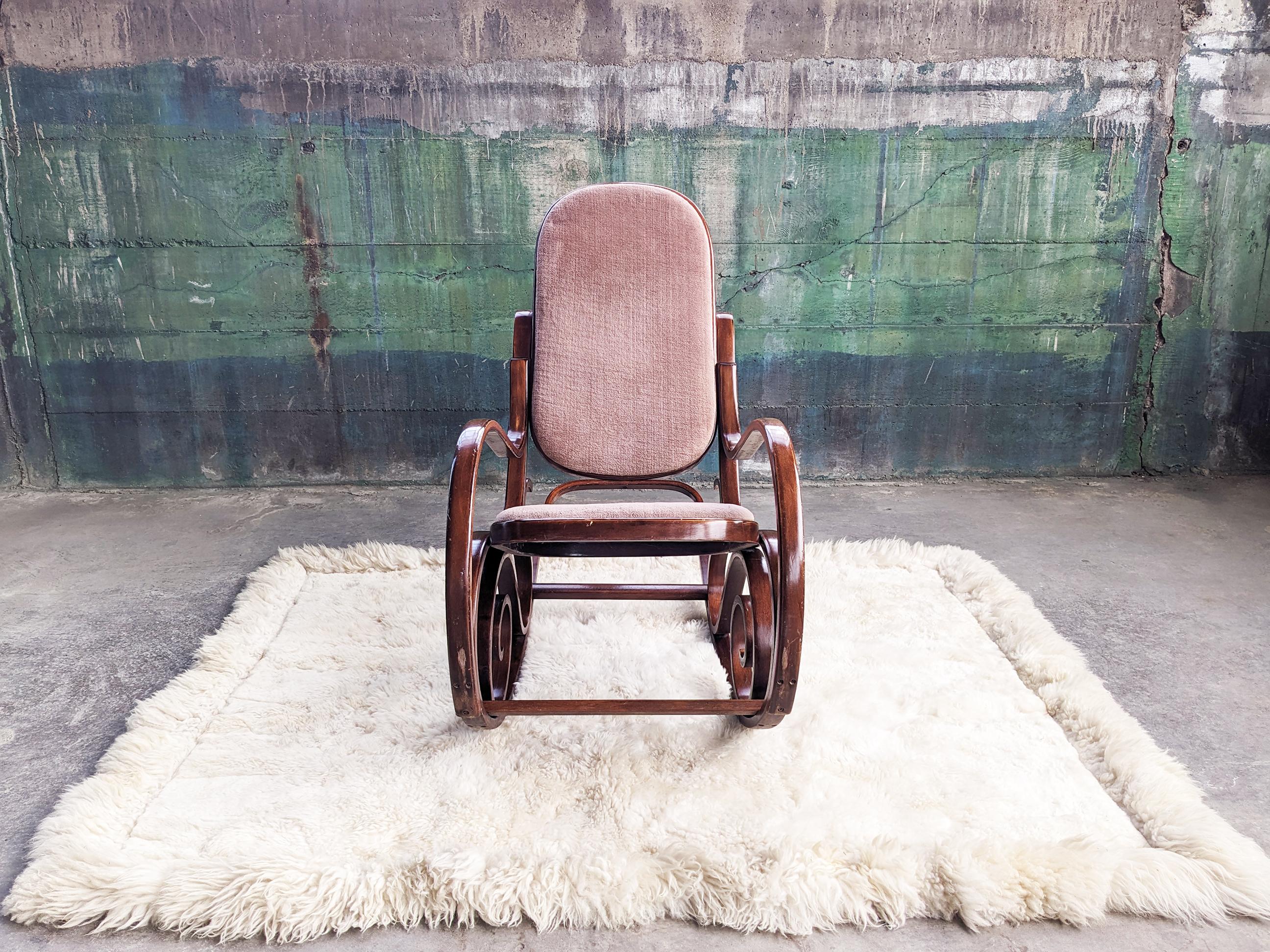Chaise à bascule n°10 des années 1970 en bois cintré et textile de velours attribuée à Michael Thonet en vente 2