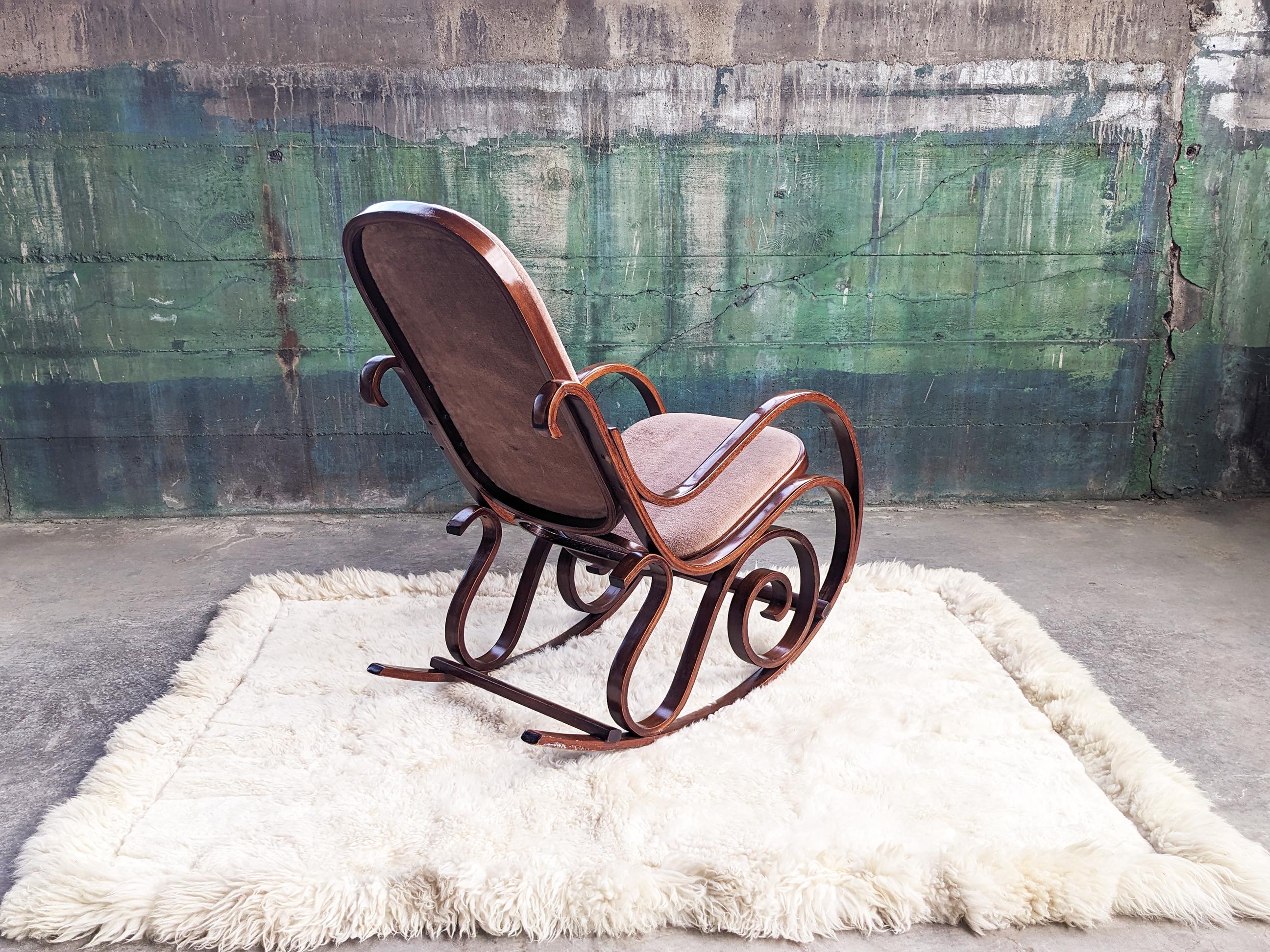 Chaise à bascule n°10 des années 1970 en bois cintré et textile de velours attribuée à Michael Thonet en vente 3