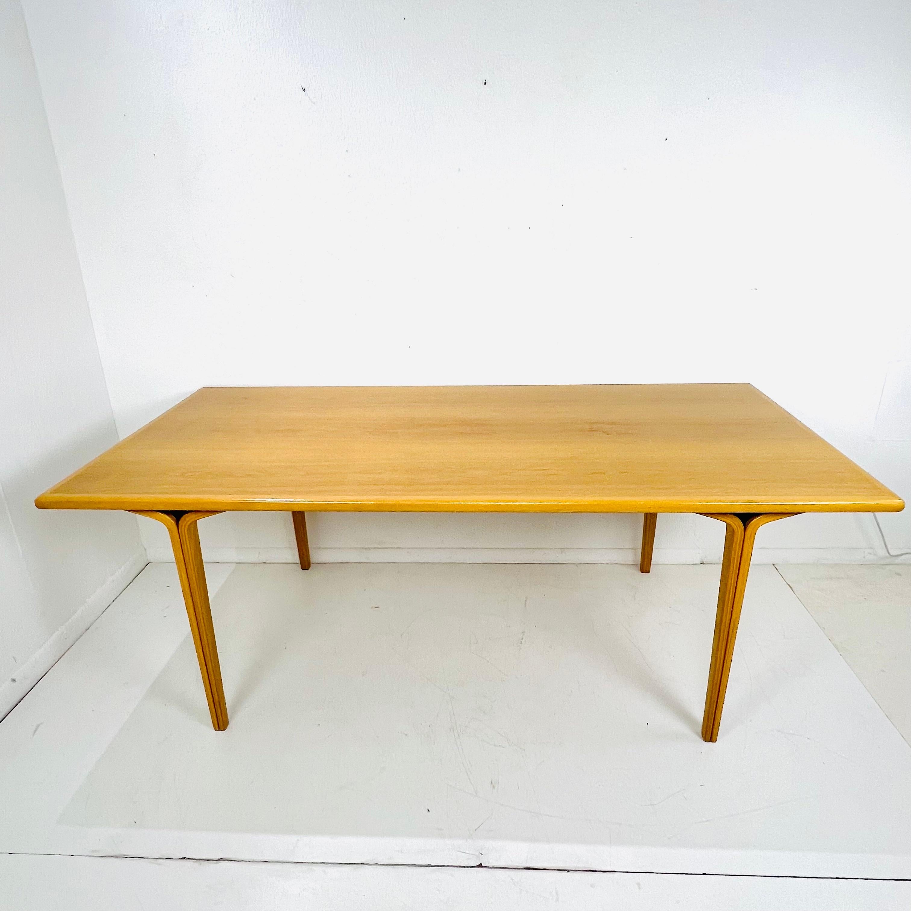 Seltener Entwurf von Bill Stephens aus den 1970er Jahren für Knoll. Mit schöner Holzmaserung und Bugholzbeinen. Dieses MCM/traditionelle Design bietet so viele Möglichkeiten für Stühle! Massives Hartholz. Sehr guter Vintage-Zustand; hohe Qualität,