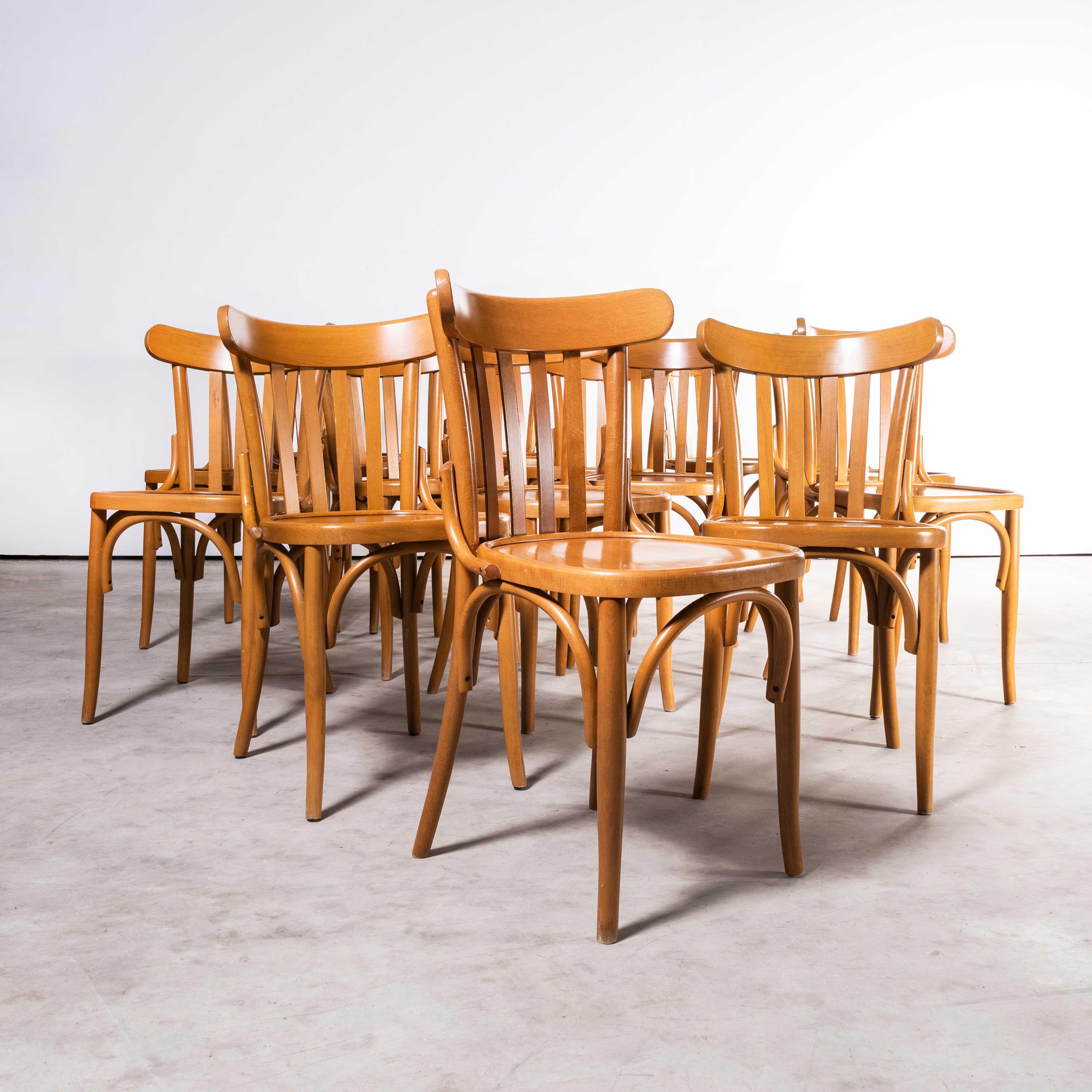 Chaises de salle à manger en bois de hêtre miel Bentwood des années 1970 - ensemble de quinze pièces
Chaises de salle à manger en hêtre miel Bentwood des années 1970 - ensemble de quinze. Achetées en France, ces chaises sont issues de la production