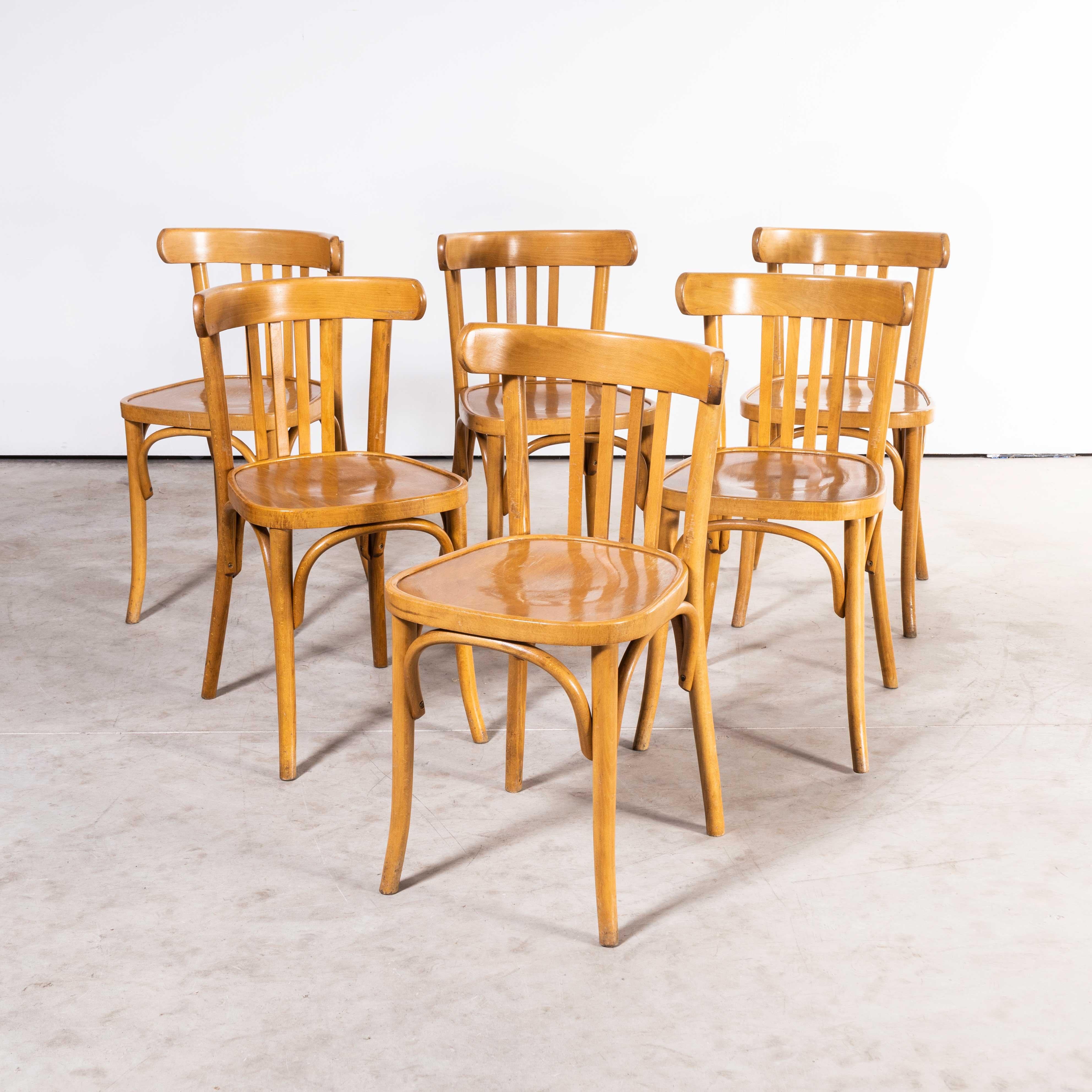 Chaises de salle à manger en bois de hêtre miel Bentwood des années 1970 - lot de six
Chaises de salle à manger en hêtre miel Bentwood des années 1970 - ensemble de six. Achetées en France, ces chaises sont issues de la production tardive d'une