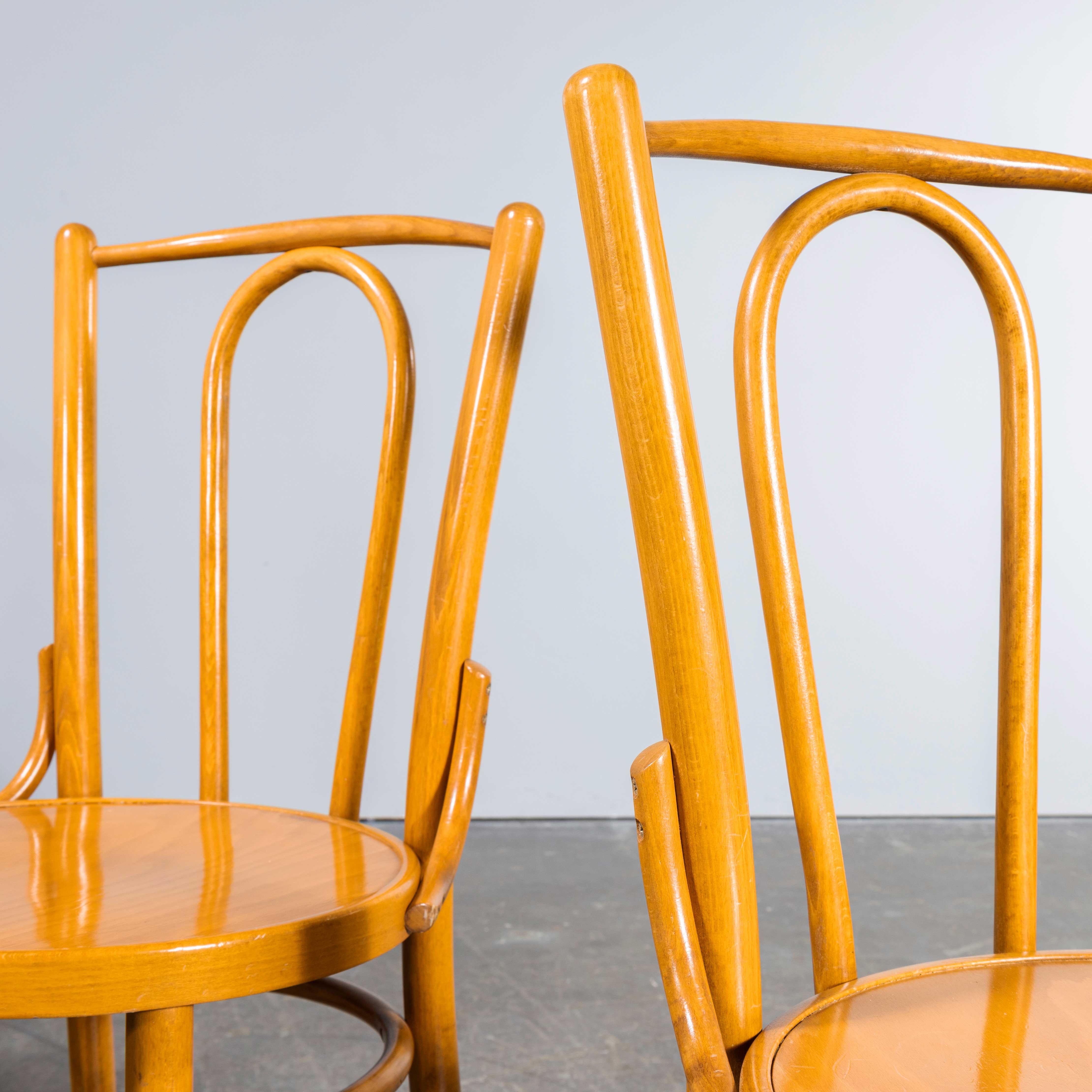 Sedie da pranzo a cerchio in legno Bentwood Honey Beeche degli anni '70 - Grande quantità disponibile
Sedie da pranzo in legno di faggio a cerchio degli anni '70 - Grande quantità disponibile. Provenienti dalla Francia, queste sedie sono una
