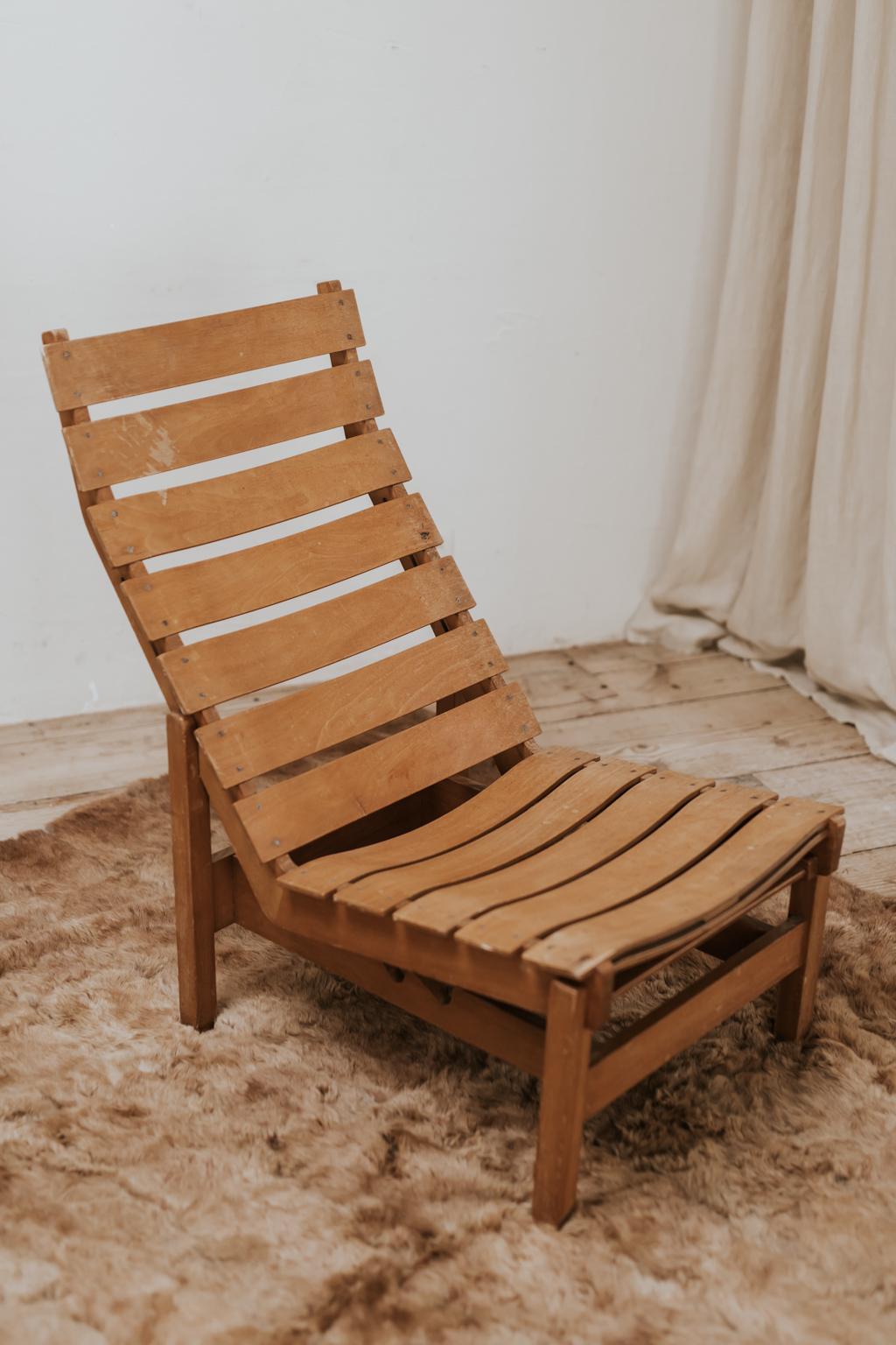 Un merveilleux exemple de chaise longue vintage, de belles lignes.