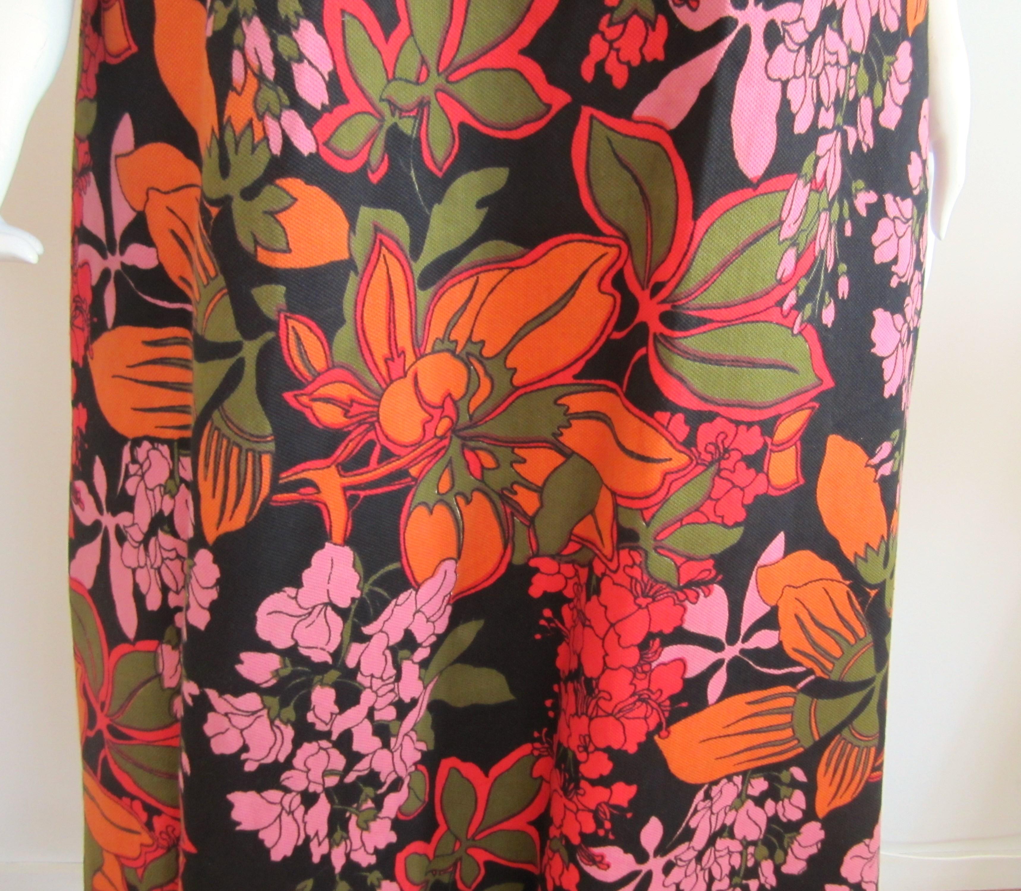 1970s Maxi Dress Bergdorf Goodman Floral Orange & Red  In Excellent Condition For Sale In Wallkill, NY