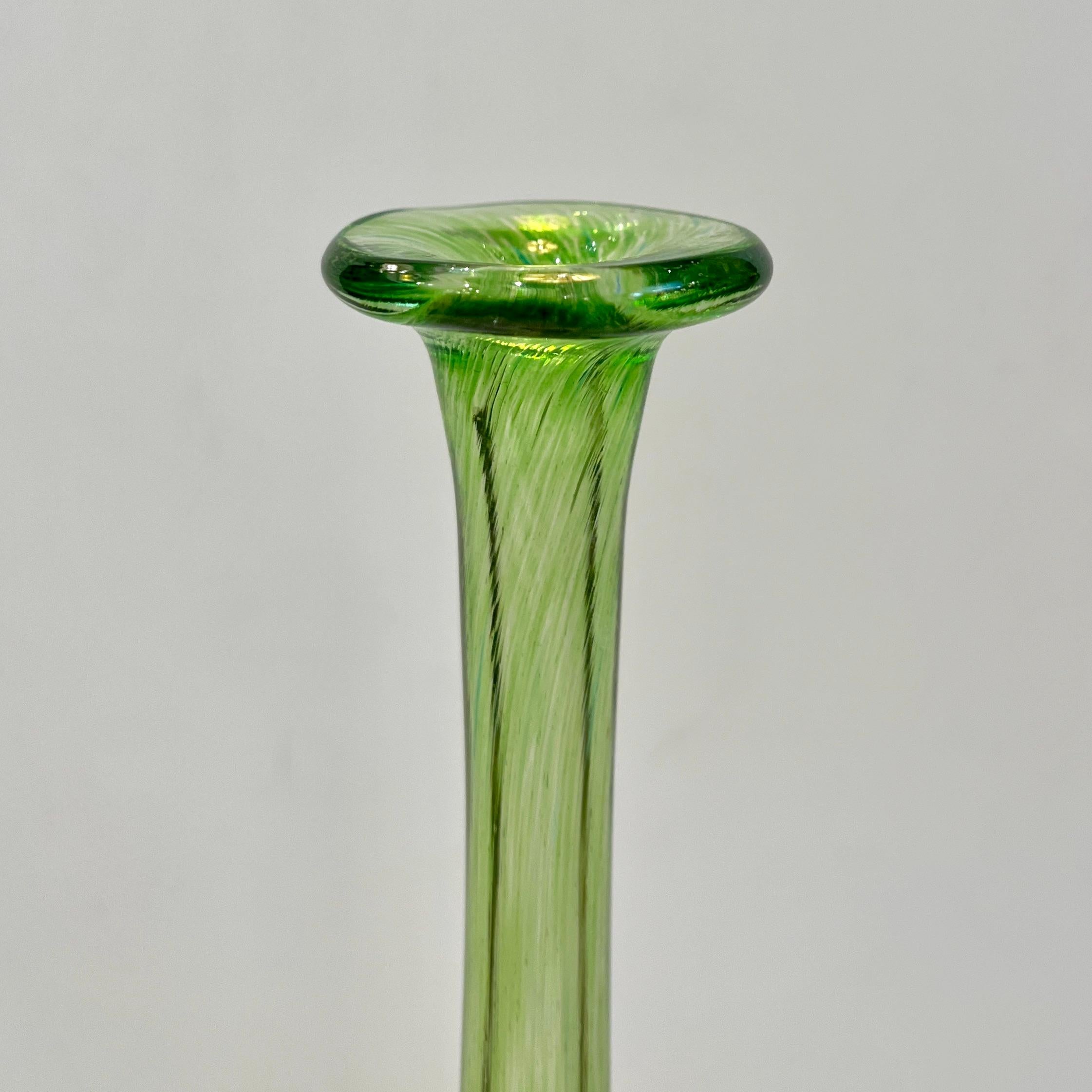 Schwedische Vase aus lila-grünem und gelbem Kunstglas von Bertil Vallien für Kosta Boda, 1970er Jahre im Angebot 5