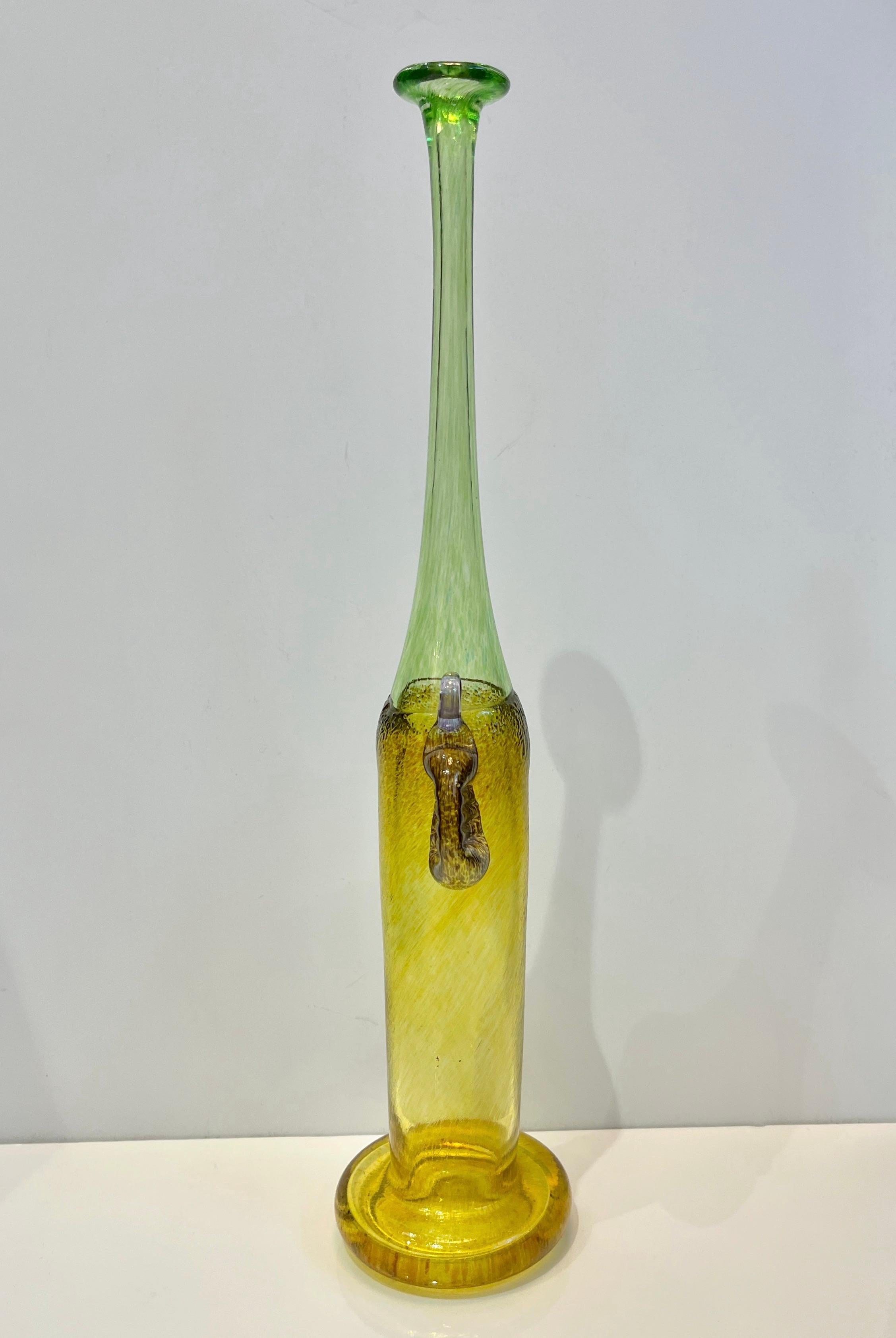 Schwedische Vase aus lila-grünem und gelbem Kunstglas von Bertil Vallien für Kosta Boda, 1970er Jahre im Angebot 6