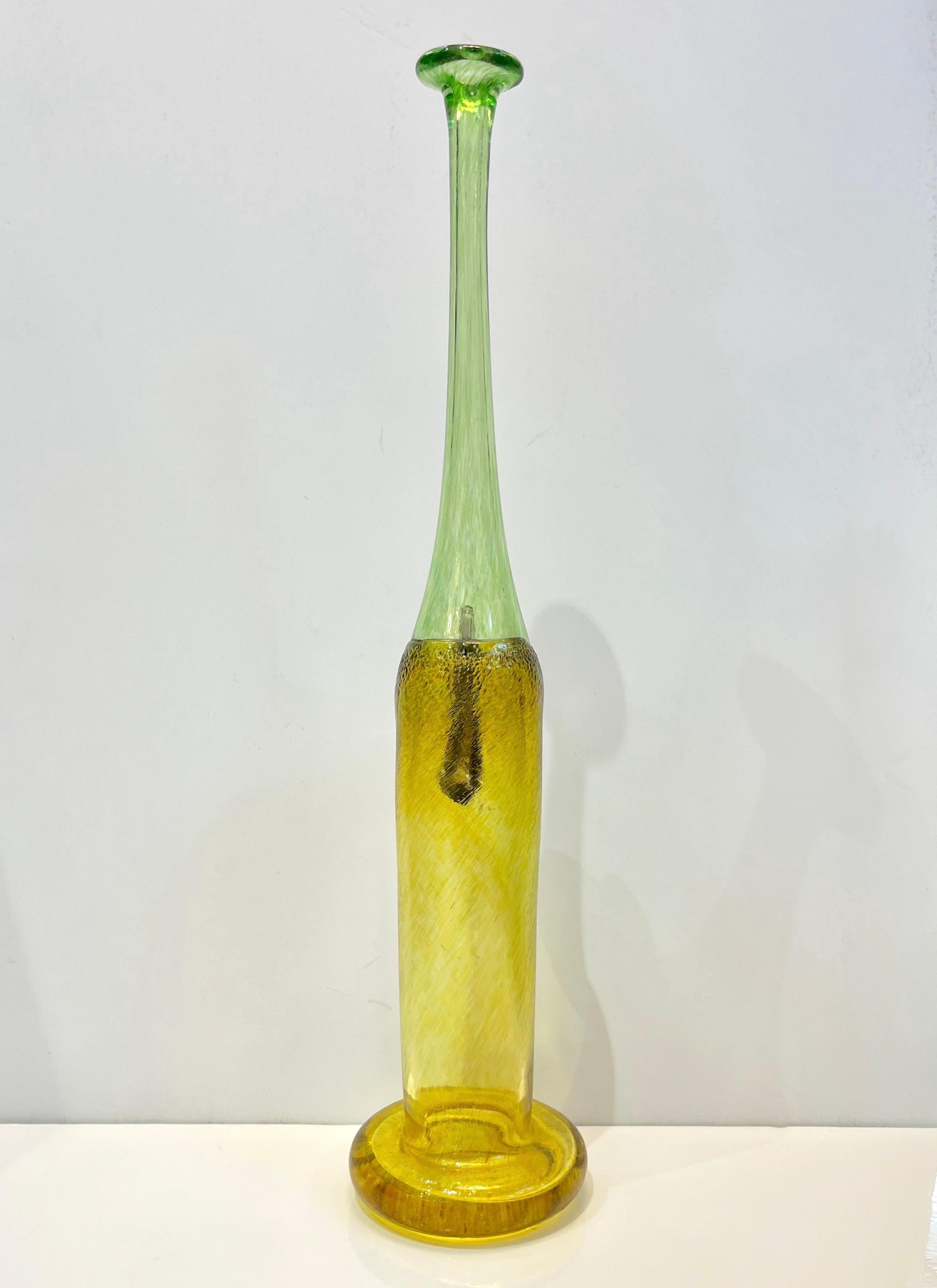 Eine moderne, farbenfrohe Vase mit einer einzigen Blüte des schwedischen Glasmeisters Bertil Vallien für Kosta Boda, limitierte Auflage n.48 auf 77. Unter dem Sockel sind die Unterschrift des Künstlers und Details eingeätzt. Diese Vase (zu der auch