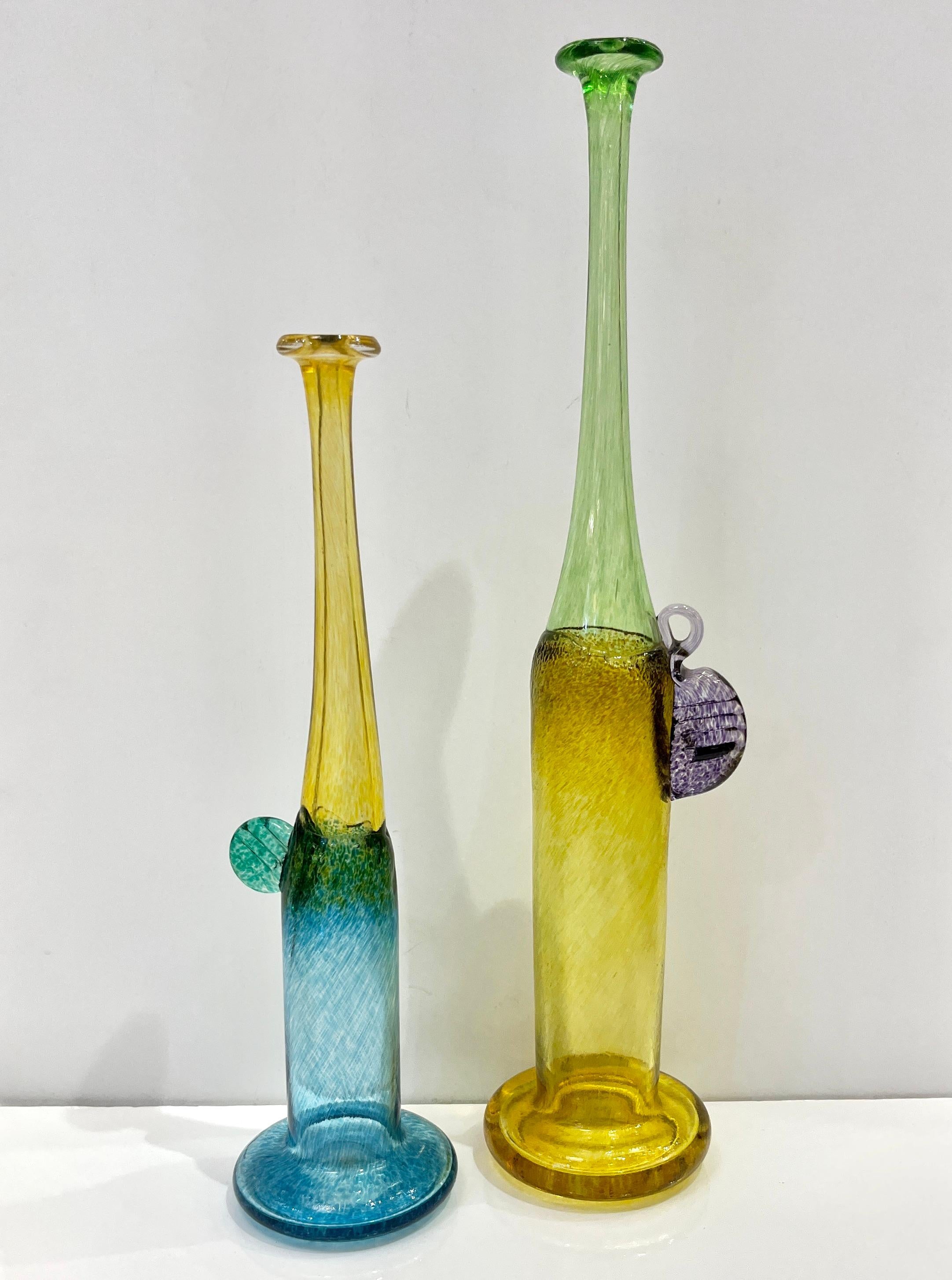 Schwedische Vase aus lila-grünem und gelbem Kunstglas von Bertil Vallien für Kosta Boda, 1970er Jahre (Organische Moderne) im Angebot