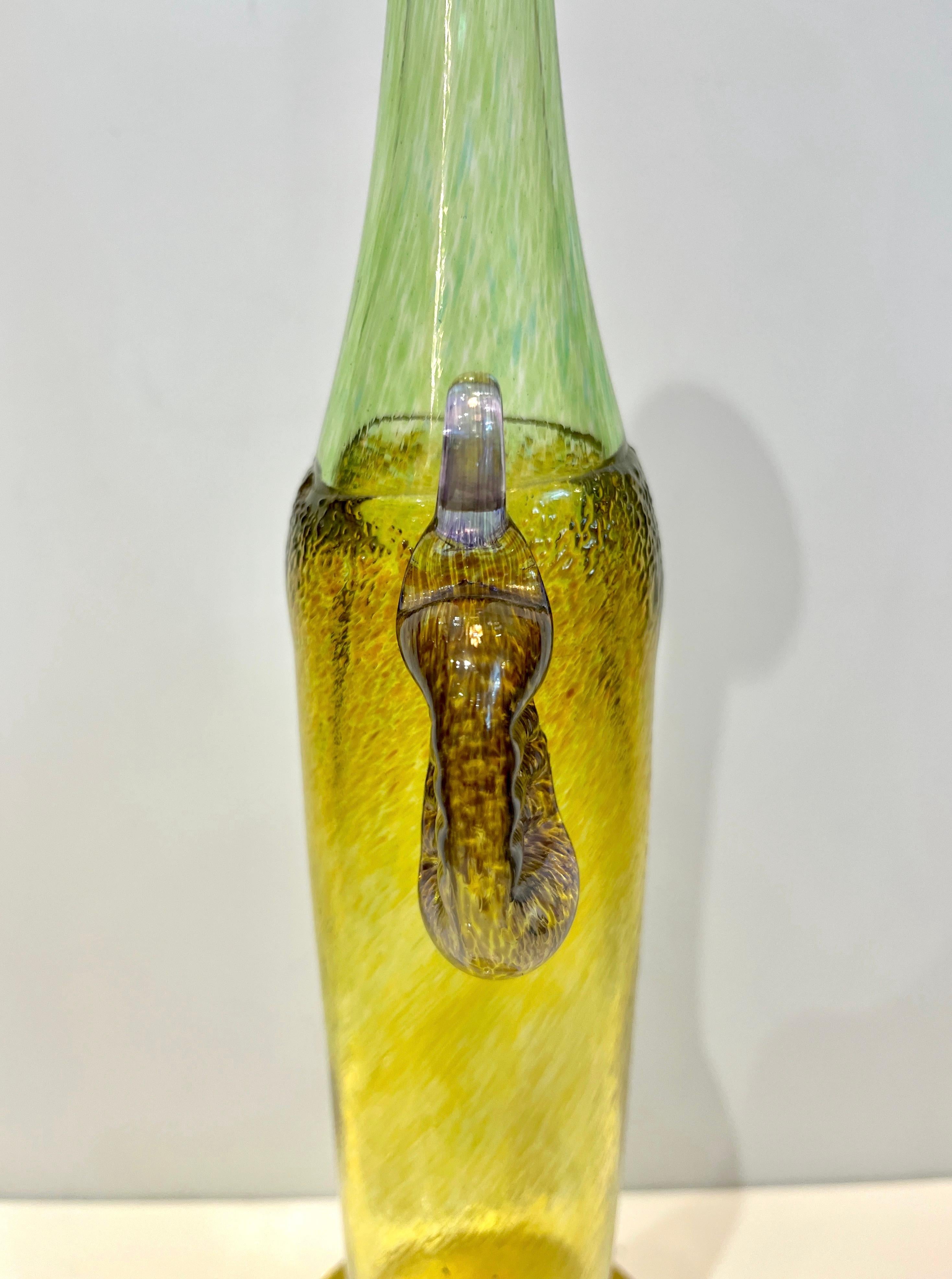 Schwedische Vase aus lila-grünem und gelbem Kunstglas von Bertil Vallien für Kosta Boda, 1970er Jahre (Handgefertigt) im Angebot