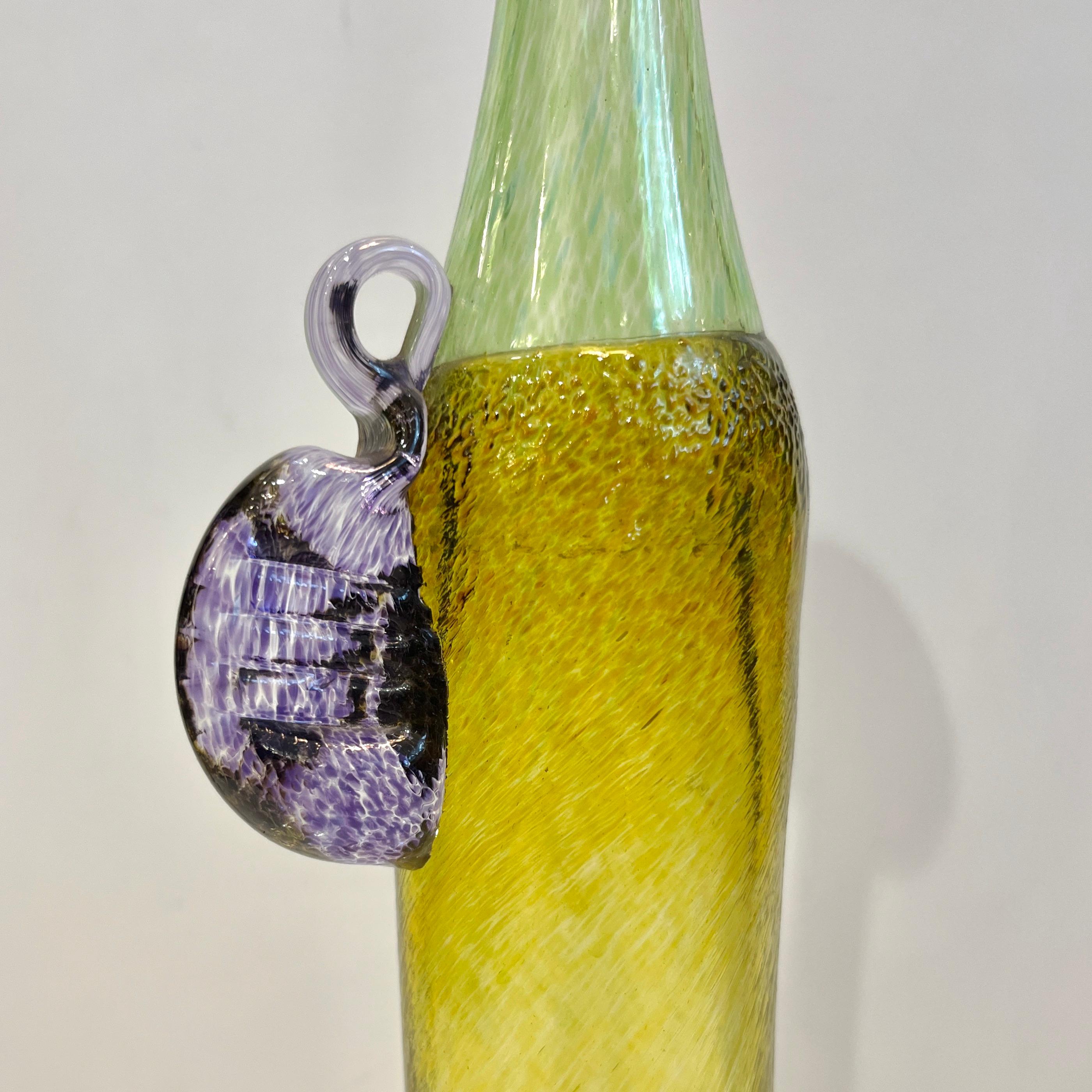 Schwedische Vase aus lila-grünem und gelbem Kunstglas von Bertil Vallien für Kosta Boda, 1970er Jahre im Zustand „Hervorragend“ im Angebot in New York, NY