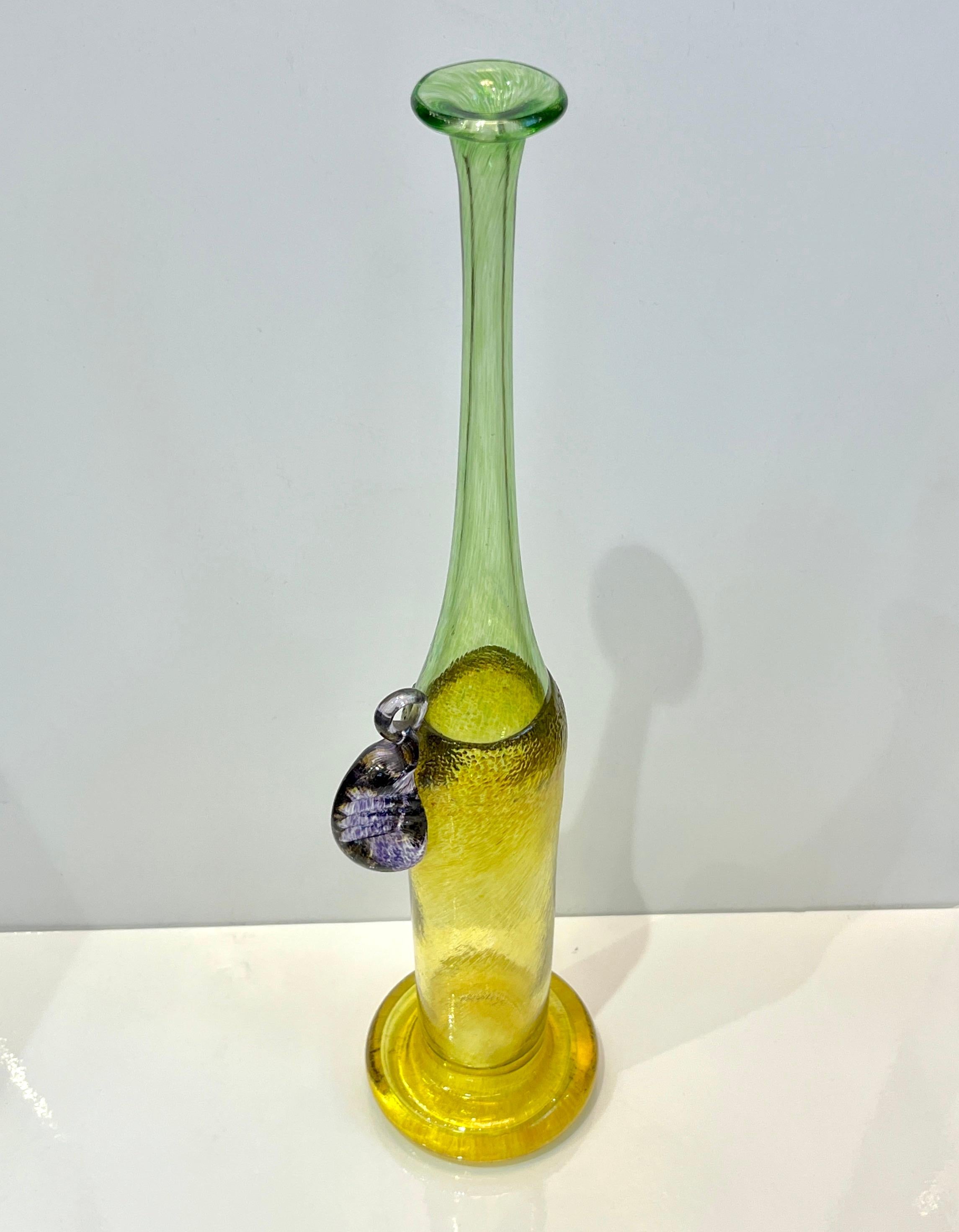 Schwedische Vase aus lila-grünem und gelbem Kunstglas von Bertil Vallien für Kosta Boda, 1970er Jahre (Ende des 20. Jahrhunderts) im Angebot
