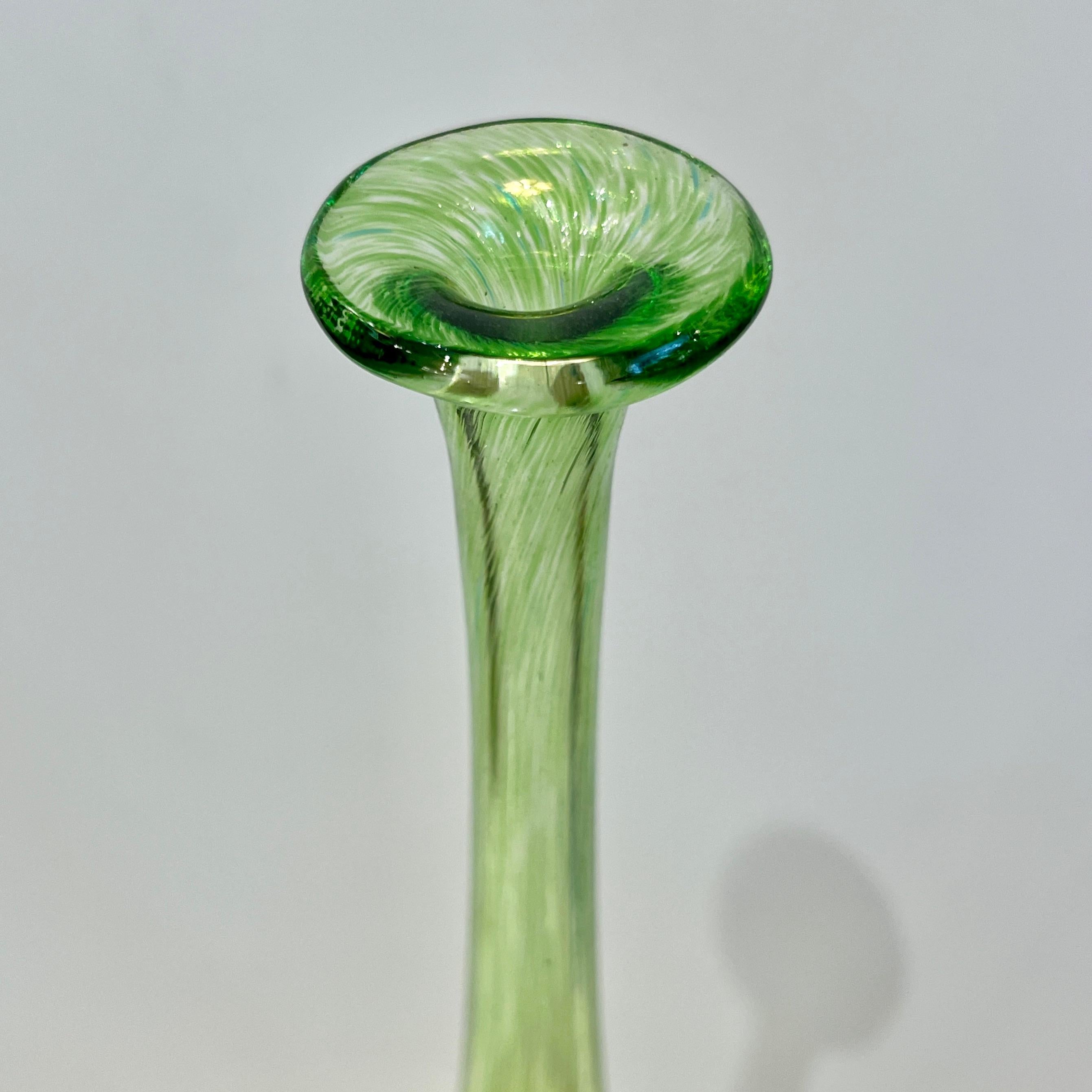 Schwedische Vase aus lila-grünem und gelbem Kunstglas von Bertil Vallien für Kosta Boda, 1970er Jahre (Glaskunst) im Angebot