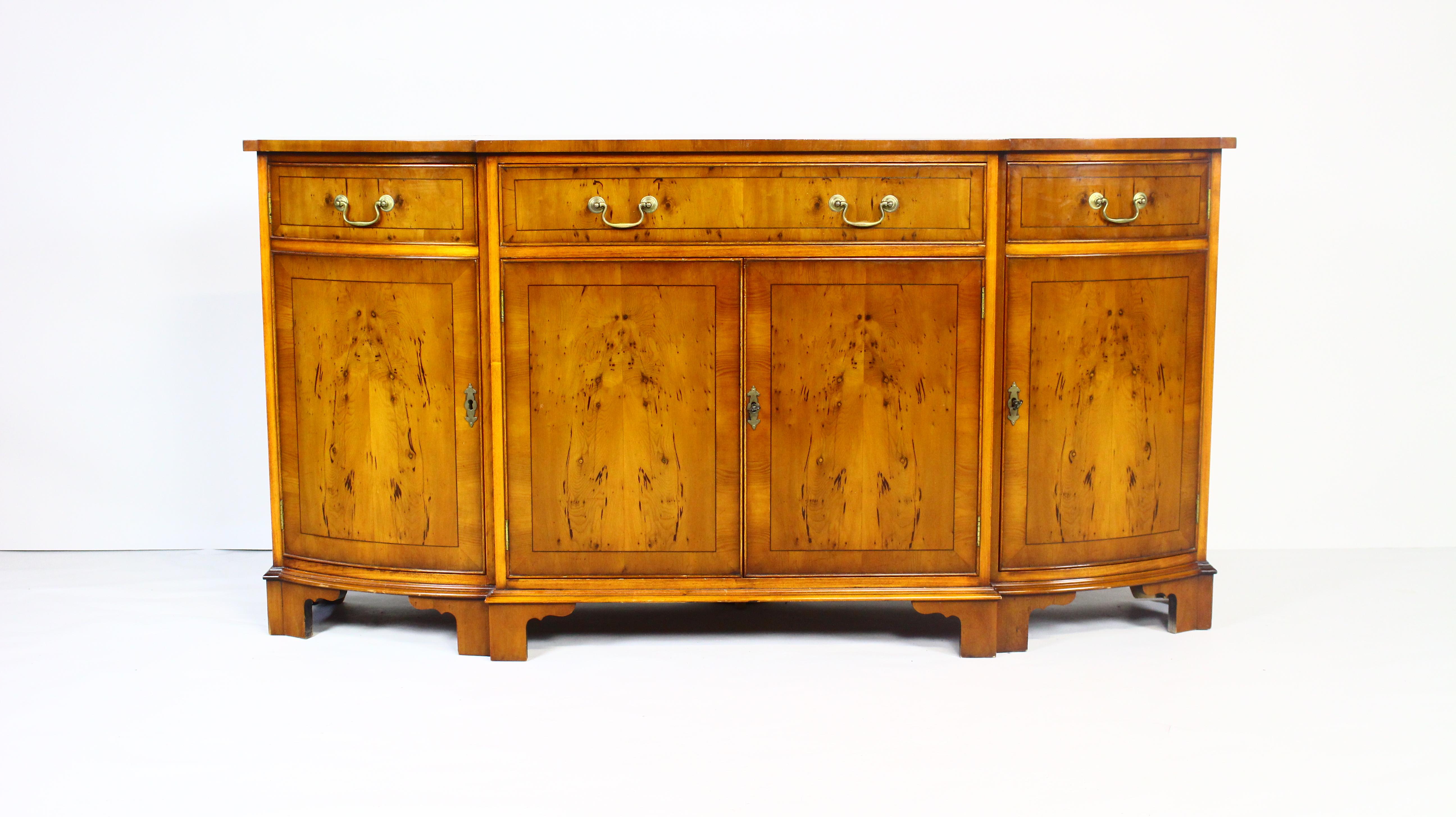 1970s Bevan Funnell Reprodux Yew Sideboard In Good Condition In ŚWINOUJŚCIE, 32