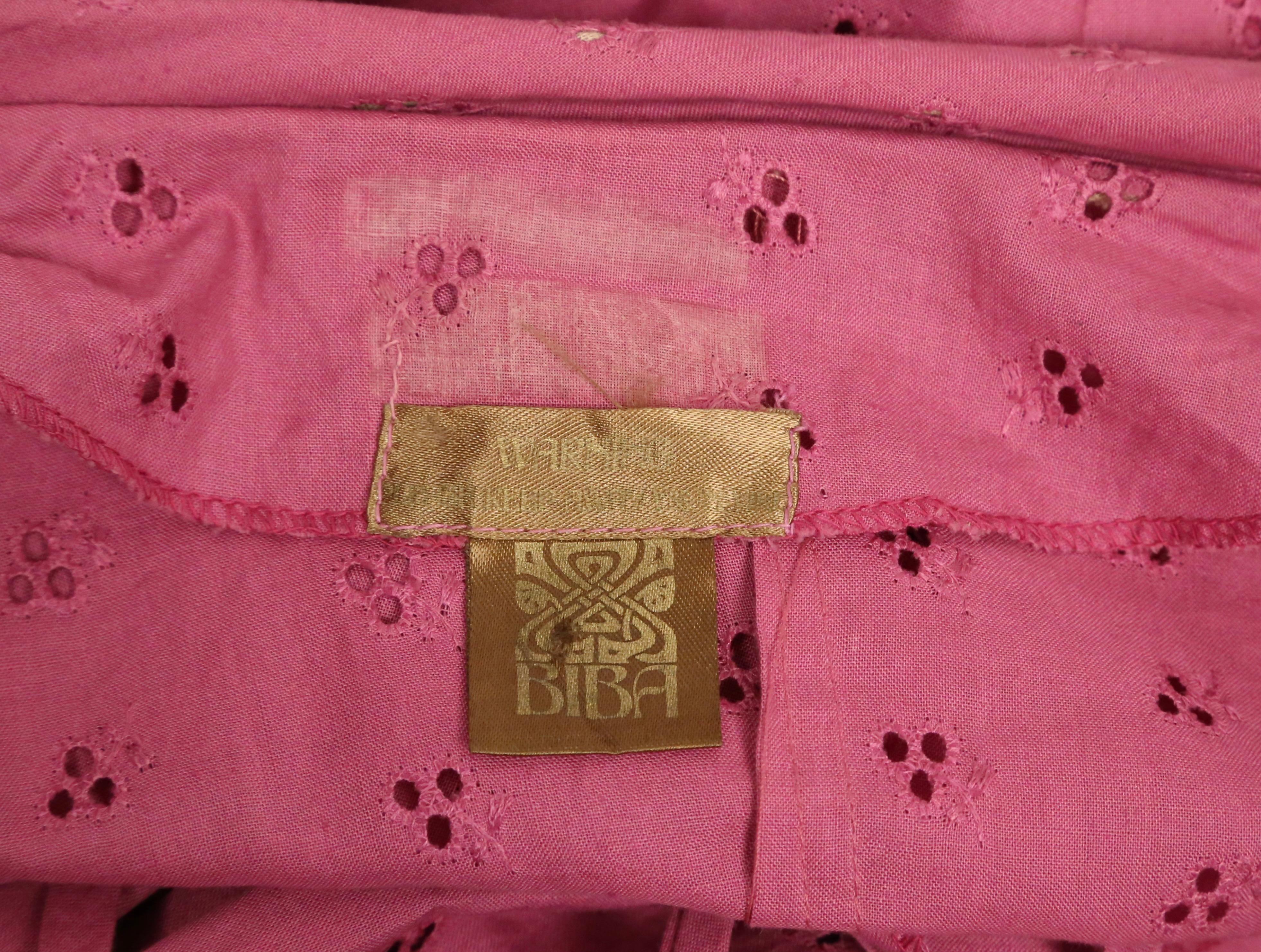 Robe en broderie anglaise fleurie magenta de BIBA, années 1970 en vente 5