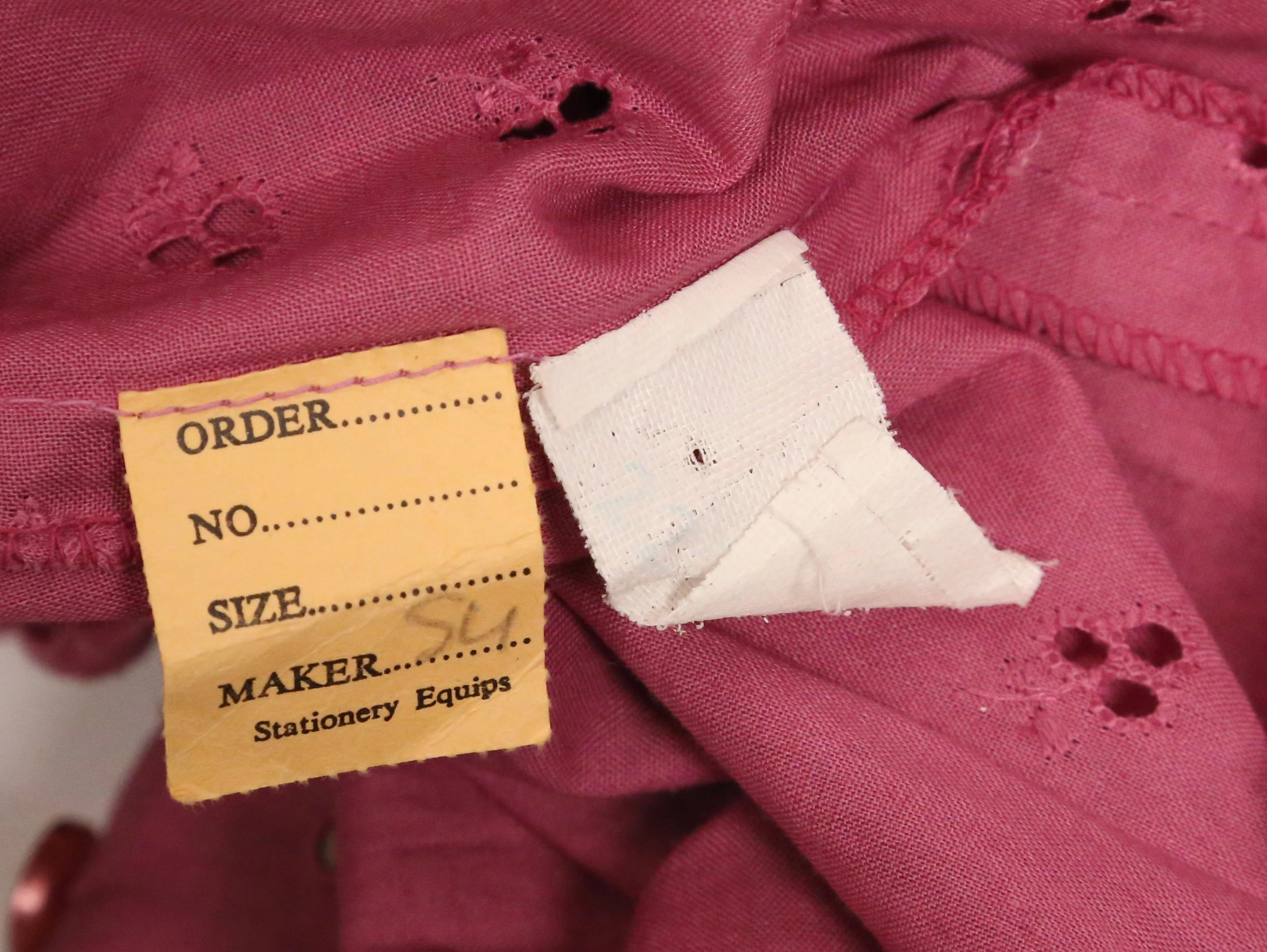 Robe en broderie anglaise fleurie magenta de BIBA, années 1970 en vente 6