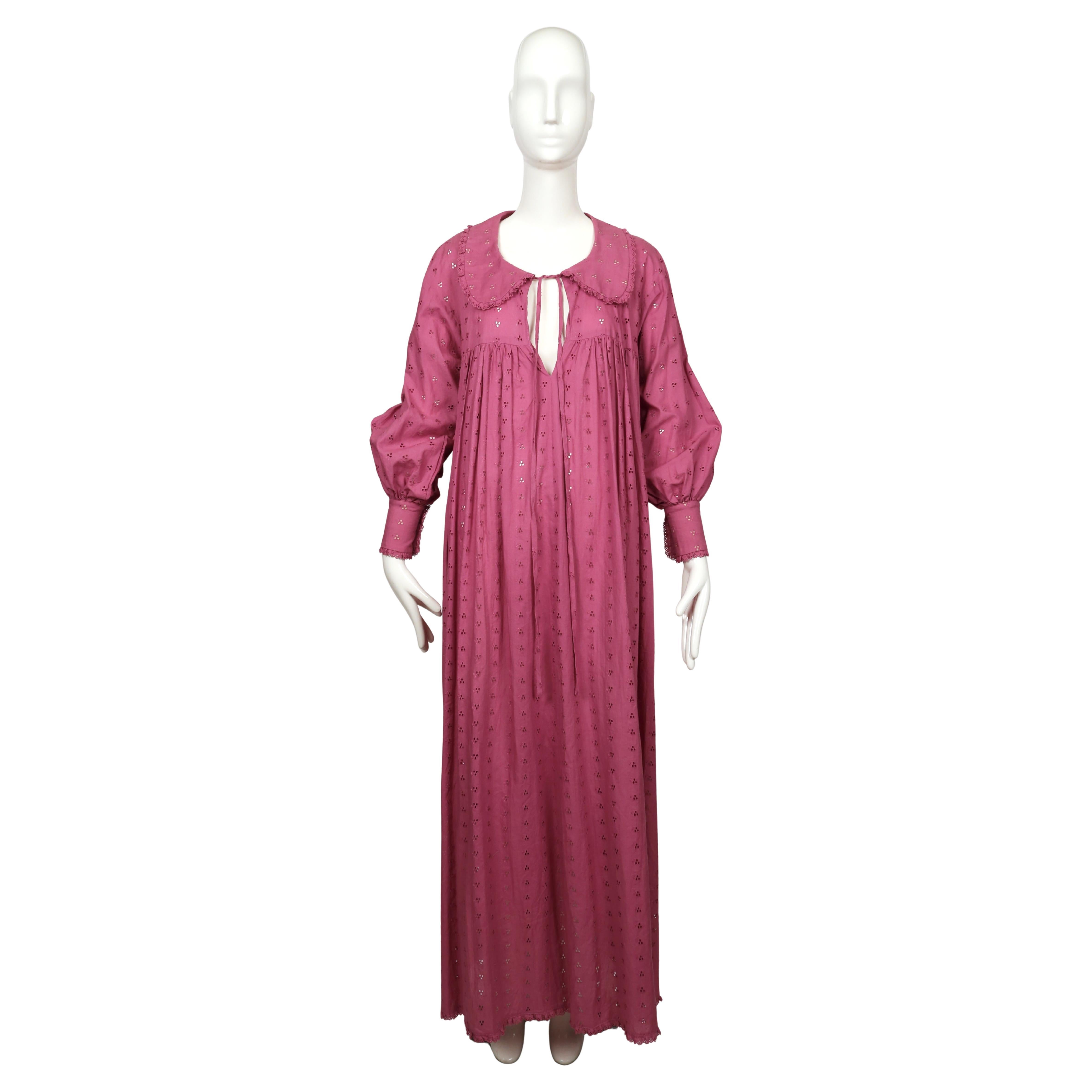 Biba, fin des années 1970

Robe longue romantique de Biba, datant de la fin des années 1970. Confectionnée en broderie anglaise de coton magenta-violet, cette robe présente une silhouette ample et fluide, froncée sous le buste. Ce modèle se