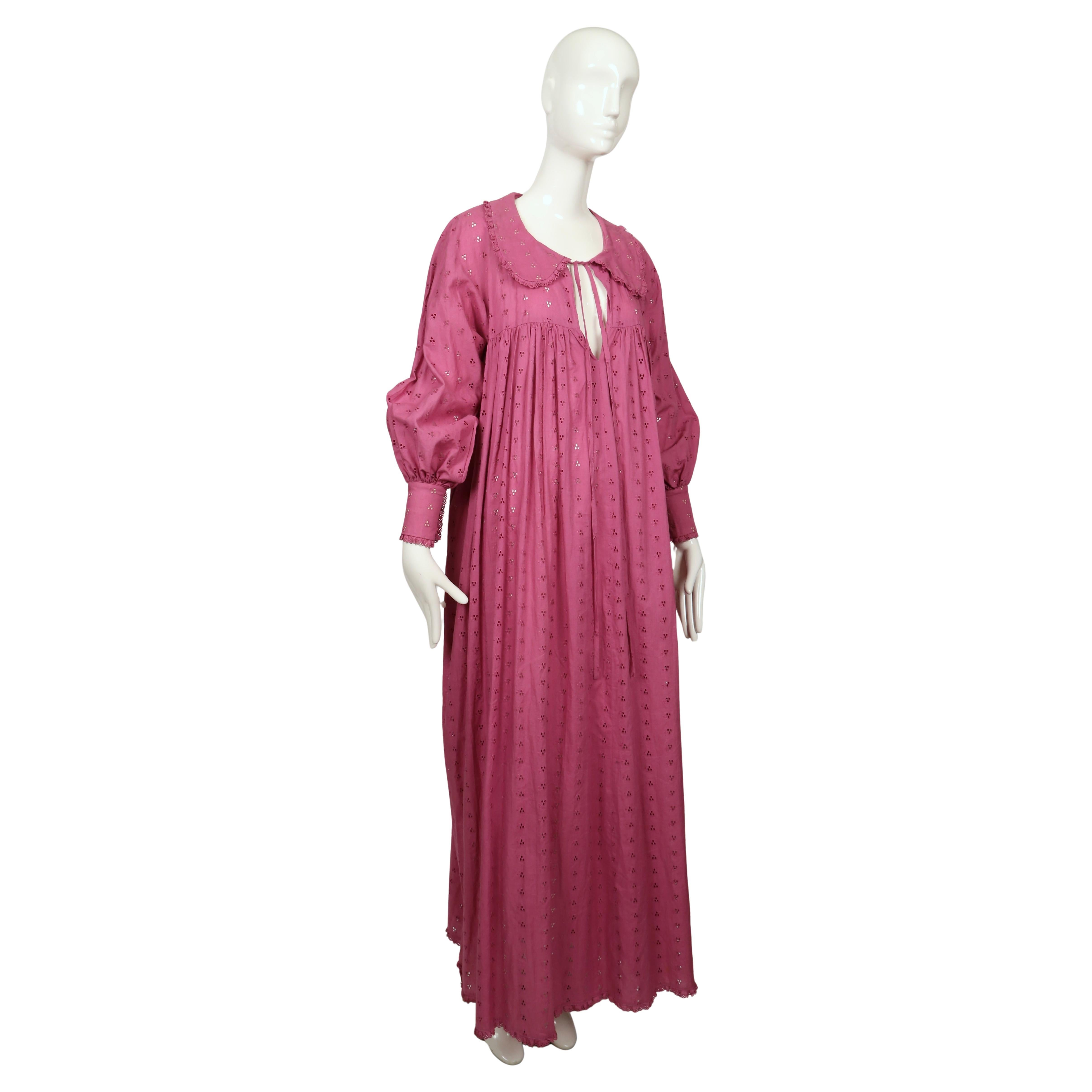 Robe en broderie anglaise fleurie magenta de BIBA, années 1970 Bon état - En vente à San Fransisco, CA